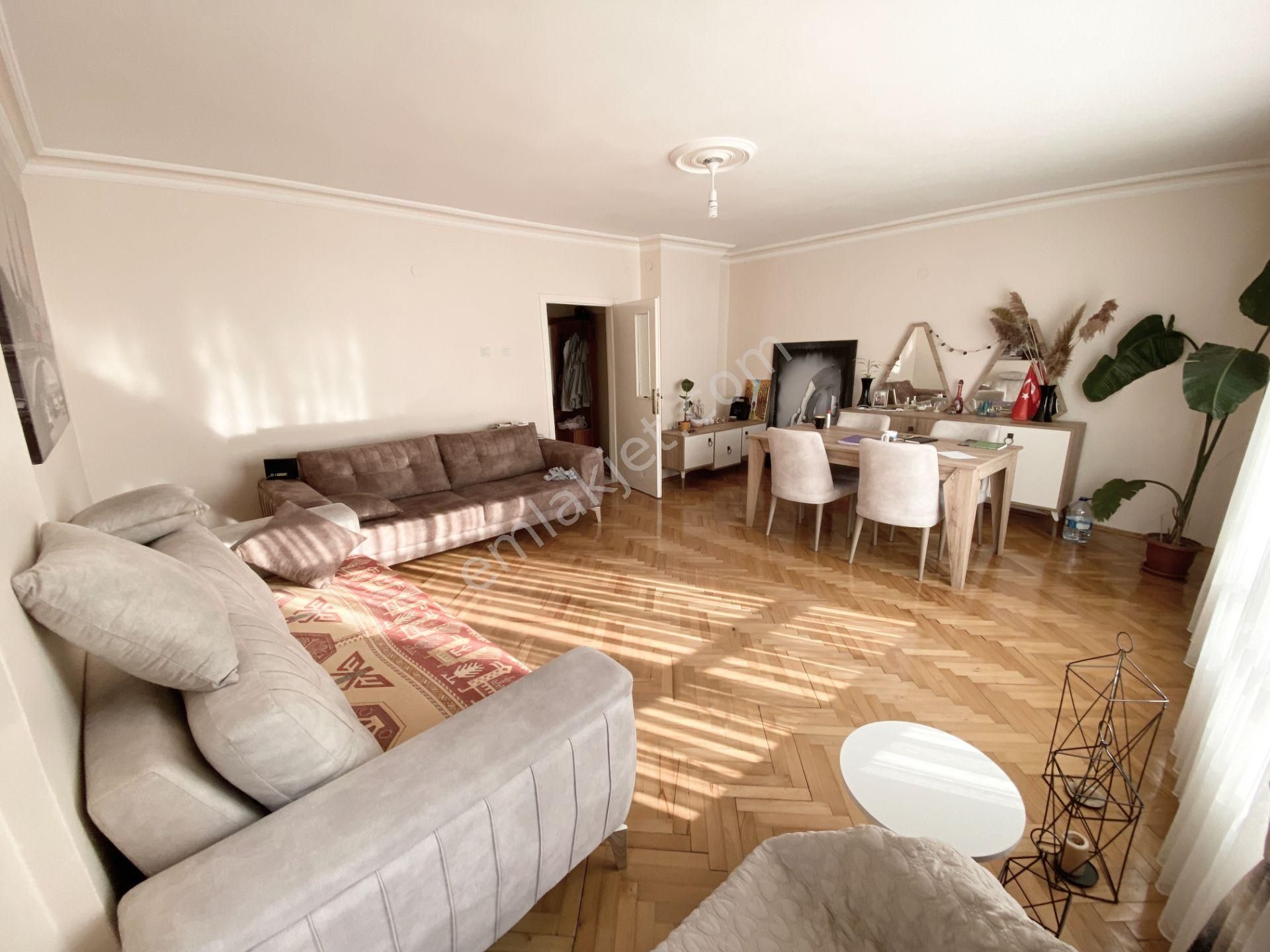 Cebeci Şehitlik Yakını Ara Katta Ön Cephede Bağımsız Salon 3 Balkonlu 3+1 Satılık Daire