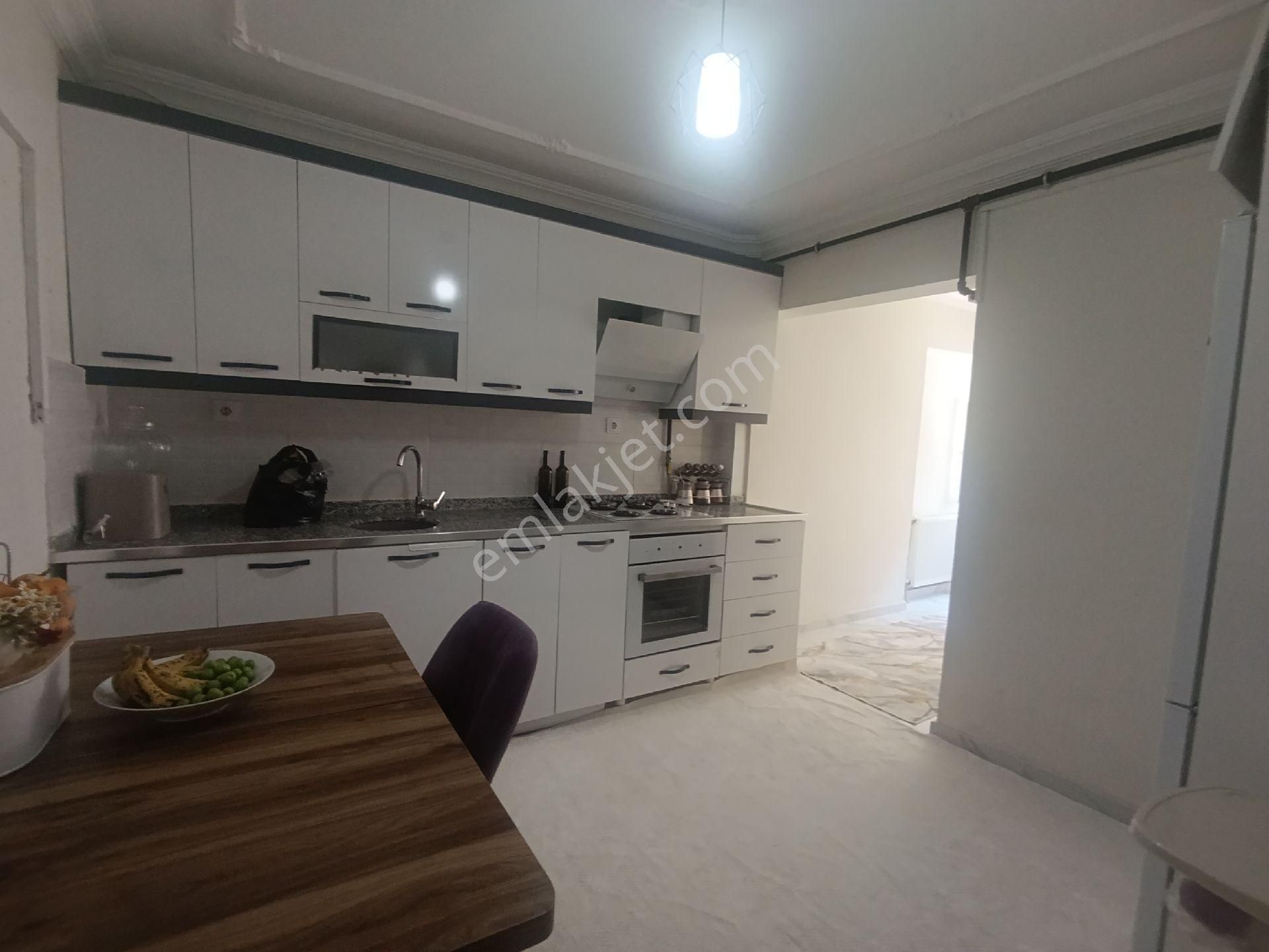 Huzurevleri Cami Köşesinde 3+1 Satılık Daire