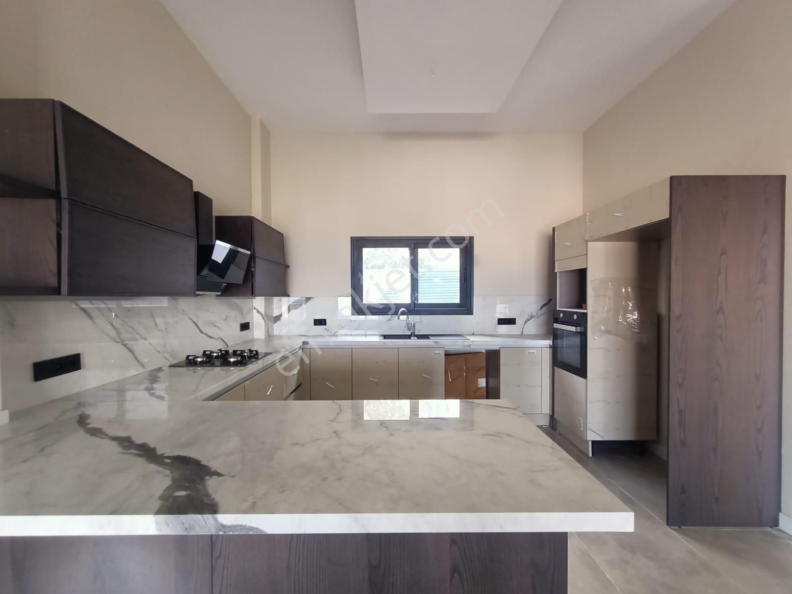 Yorulmaz'dan Deniz Manzaralı Özel Havuzlu 3+1 Tek Katlı Villa - Görsel 12