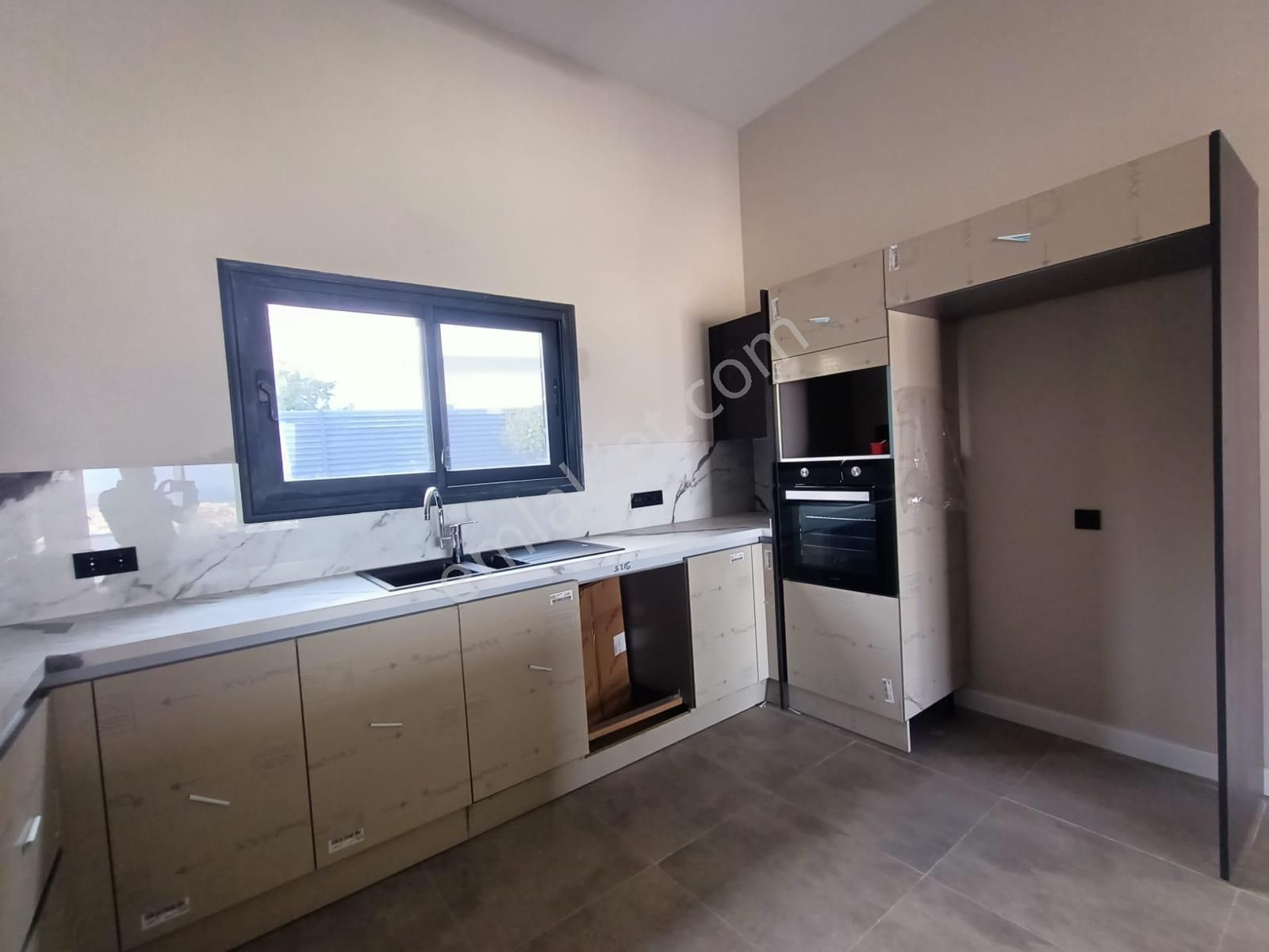 Yorulmaz'dan Deniz Manzaralı Özel Havuzlu 3+1 Tek Katlı Villa - Görsel 11