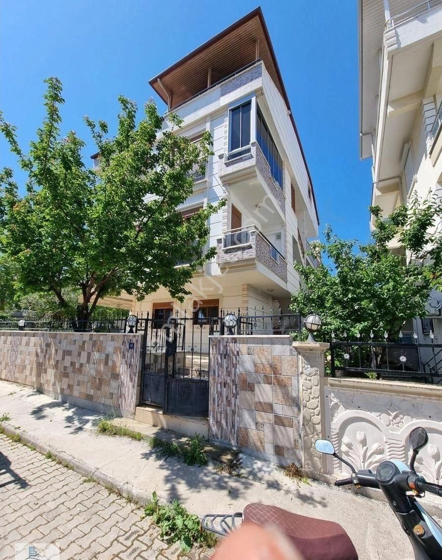 Altınkum Mahallesinde 2.koyda Denize 300 Metre Mesafede Eşyalı 2+1 Daire