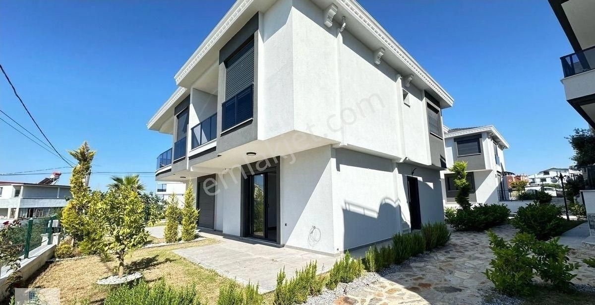 Didim Hisar Mahallesinde Havuzlu Site İçerisinde Çift Banyolu 3+1 Villa