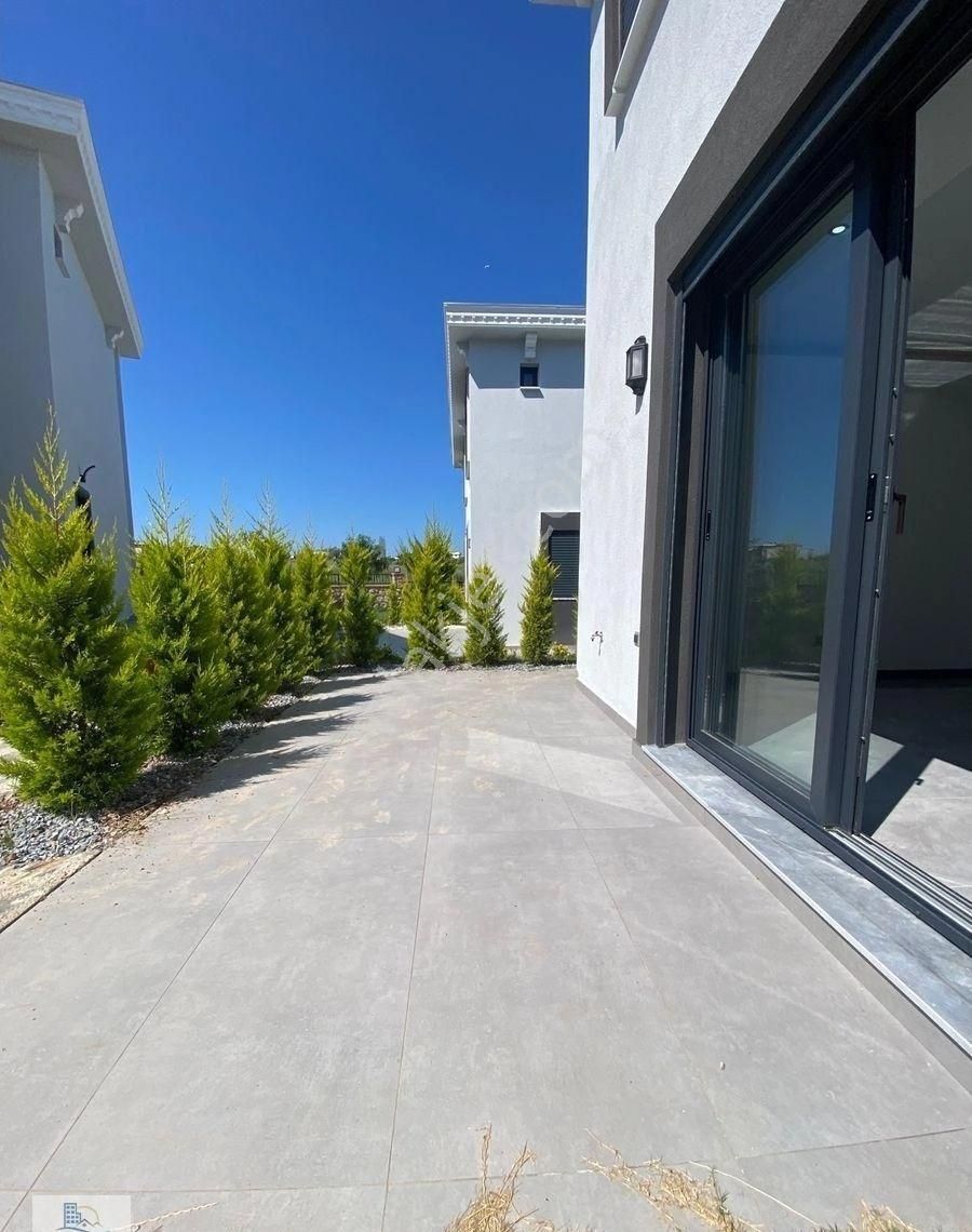 Hisar Mahallesinde Havuzlu Site İçerisinde Ebeveyn Banyolu 3+1 Villa - Görsel 11