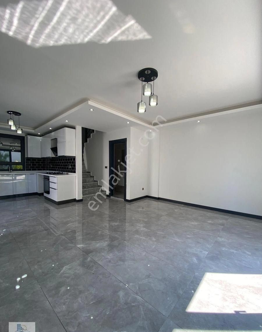 Hisar Mahallesinde Havuzlu Site İçerisinde Ebeveyn Banyolu 3+1 Villa - Görsel 25