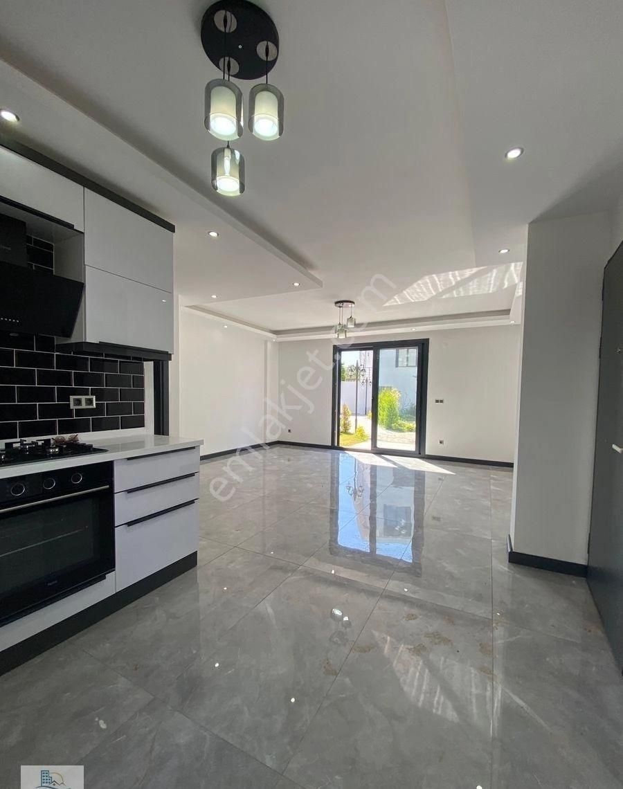 Hisar Mahallesinde Havuzlu Site İçerisinde Ebeveyn Banyolu 3+1 Villa - Görsel 23