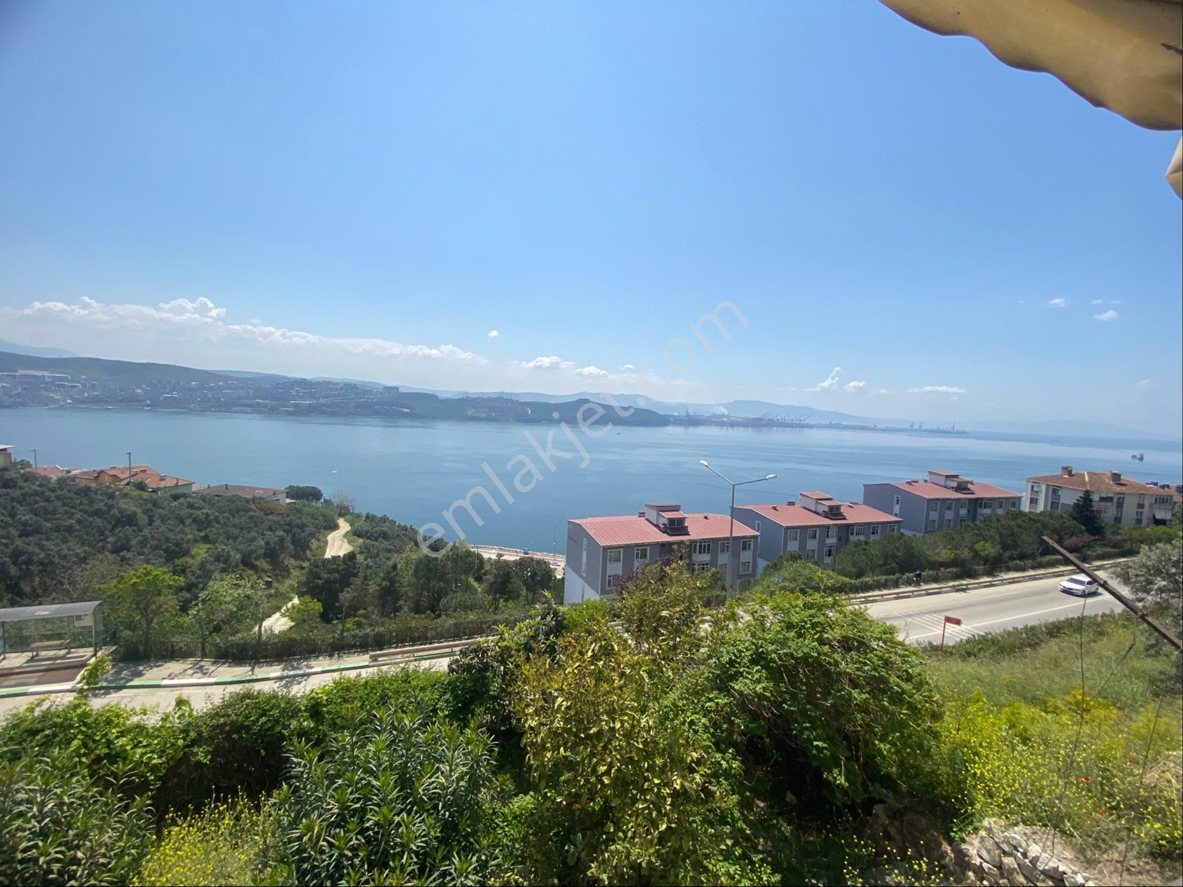 Fatih’ten Gemlik Cumhuriyet Mah Site İçinde Deniz Manzaralı 3+1 125m2 1kat Daire