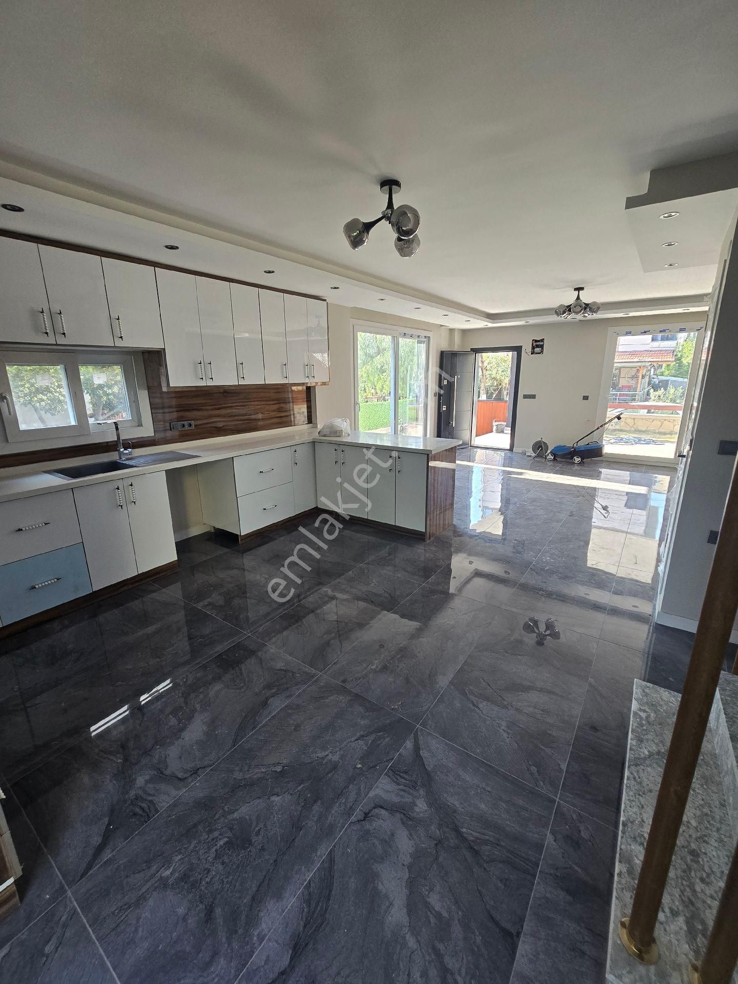 Seferihisar Ürkmez Doğanbeyede Satılık 3+1 Yzlık Villa Deniz Yürüme Mesafesinde - Görsel 23