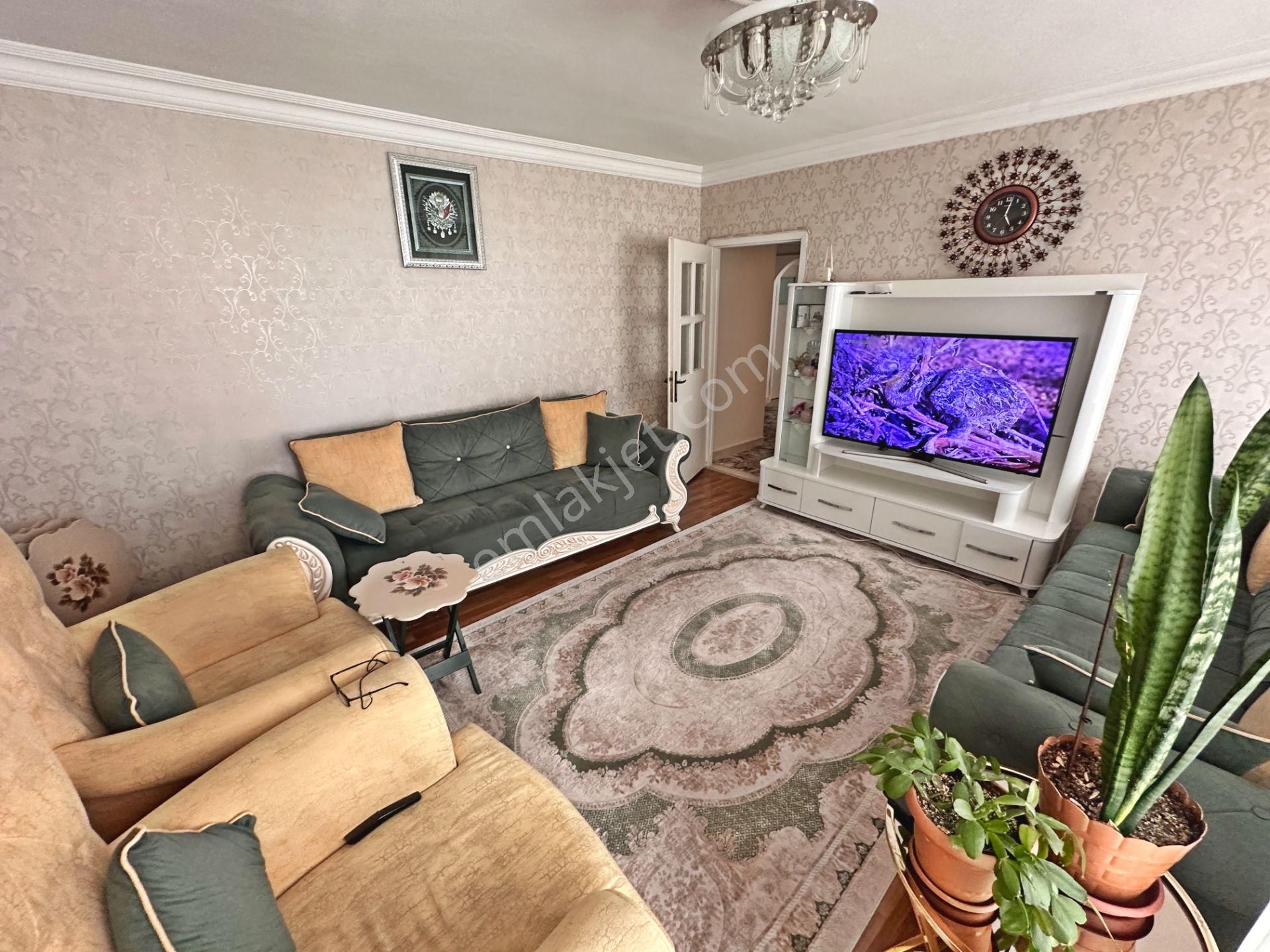 Gülveren Mahallesinde Çift Balkonlu Yapılı 3+1 Satılık Daire