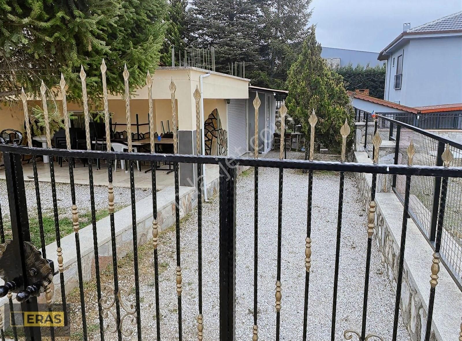 Cankurtaranda Villalar Bölgesinde İçinde Ev Olan 400m2 Arsa