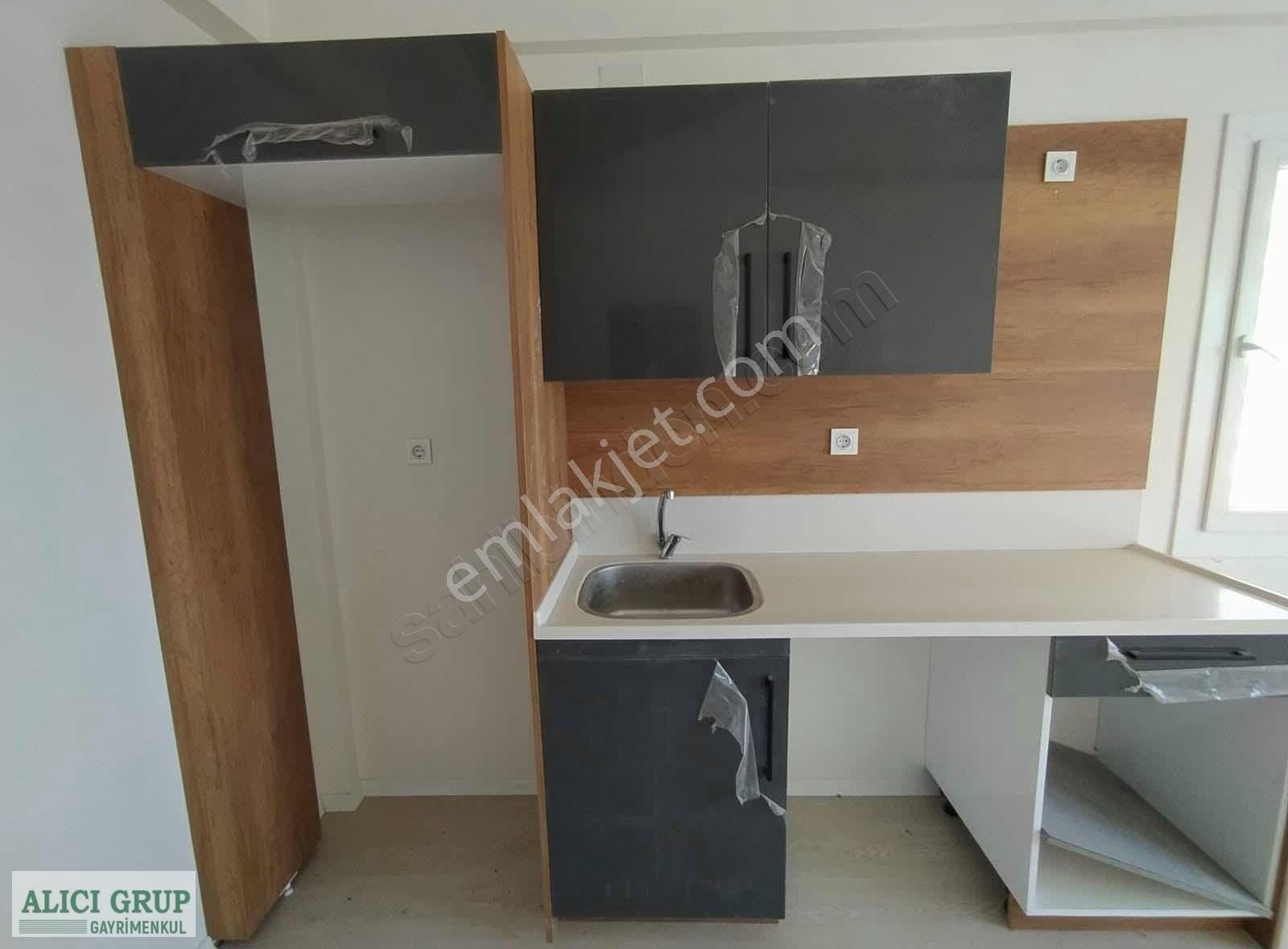Yeni Stad İskanlı Anayola Yakın Az Katlı Bina Satılık 1+1 Daire