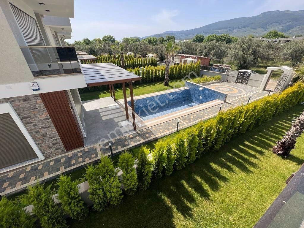 Akçay Aras Emlaktan Gürede Havuzlu 5+1 Müstakil Villa