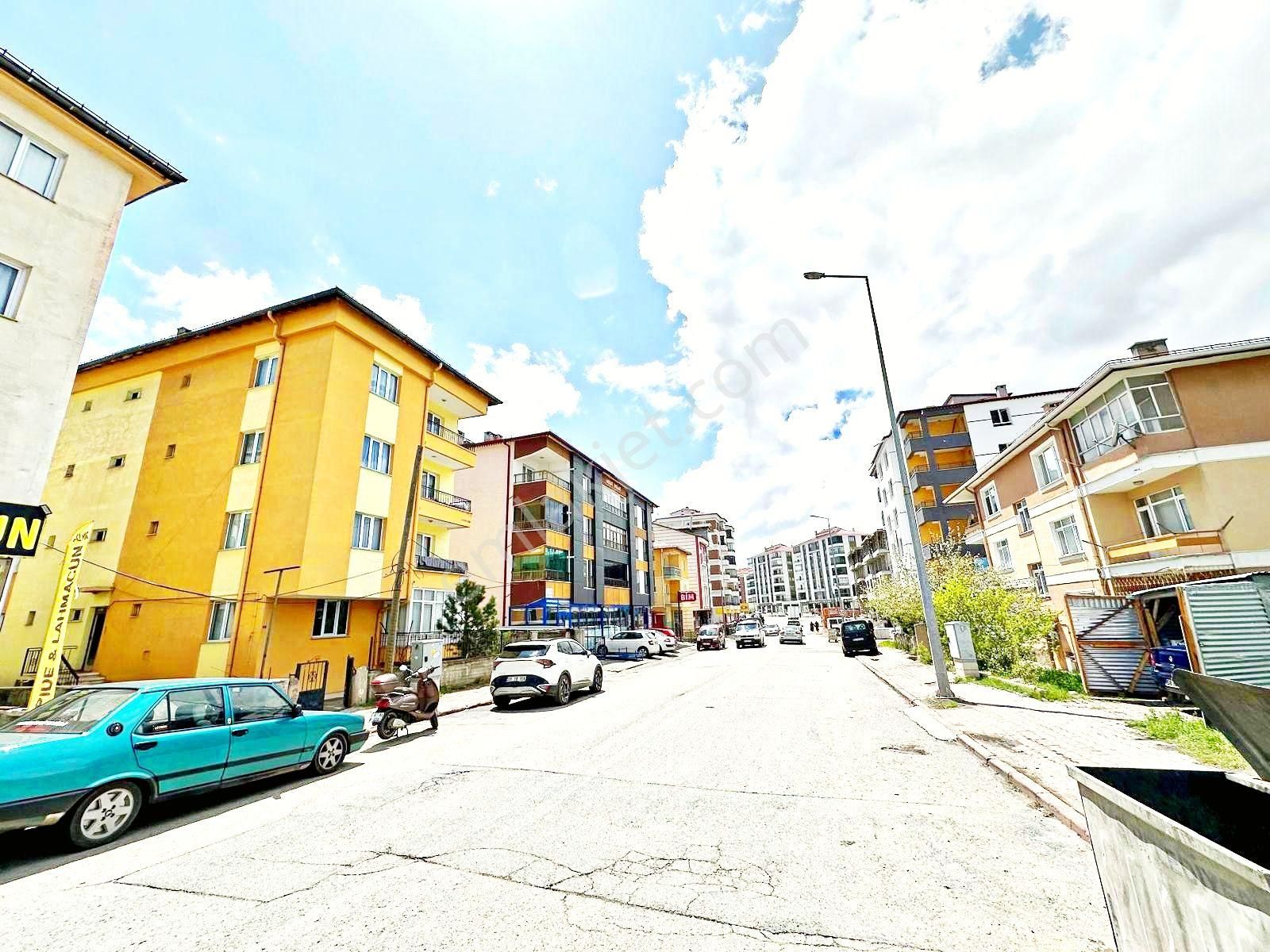 Karahan Emlaktan Satılık 400 M² Arsa Üzerinde Bahçeli Müstakil 4.katlı Komple Bina