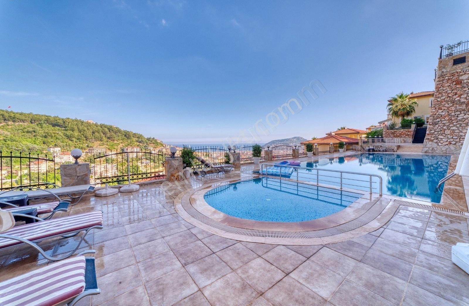 Alanya Tepe Müstakil Eşyalı Deniz Manzaralı Satılık 3+1 Villa