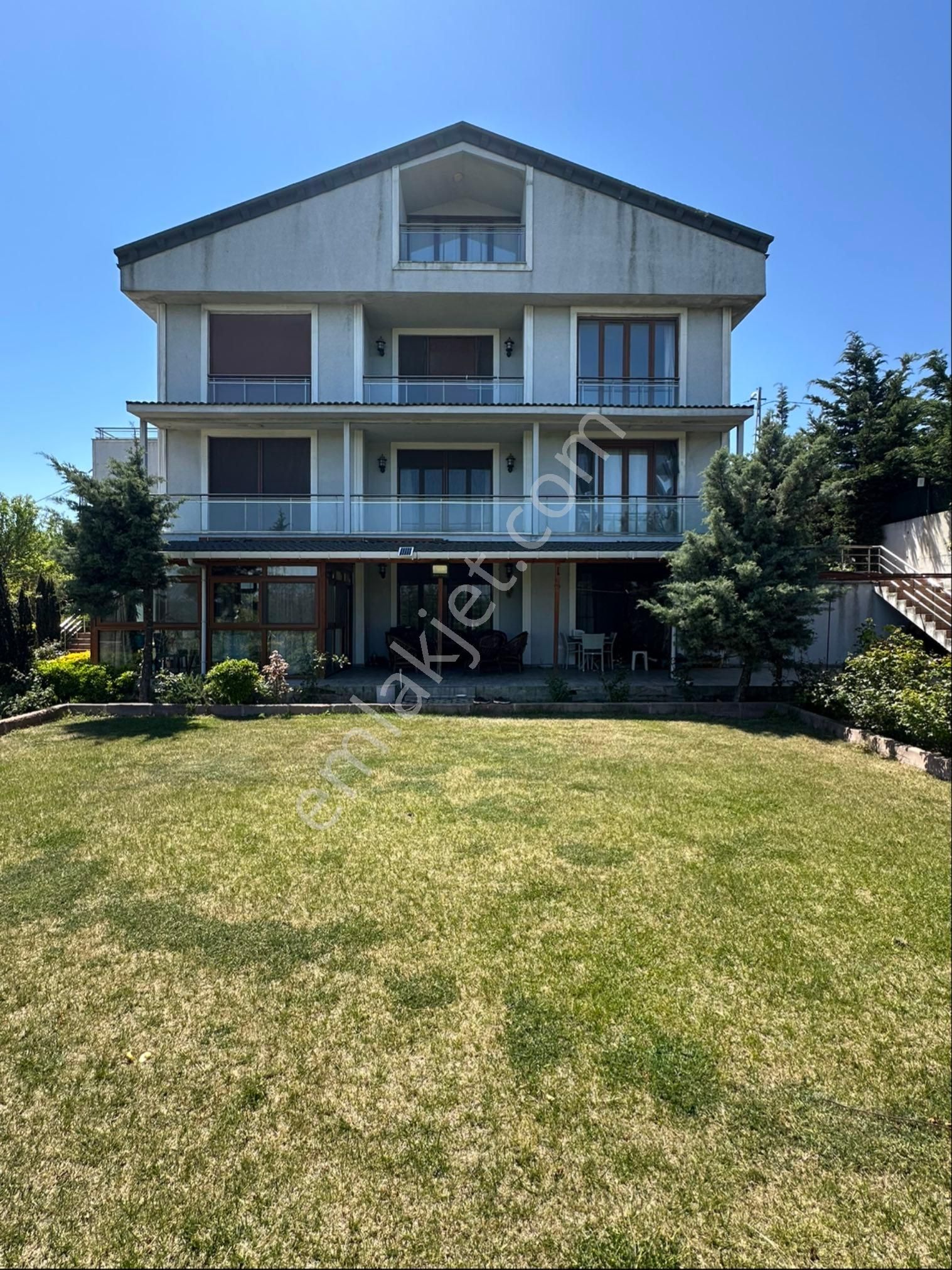 Silivri Kavaklı’da 2500m2 Arsa İçerisinde Müstakil Villa