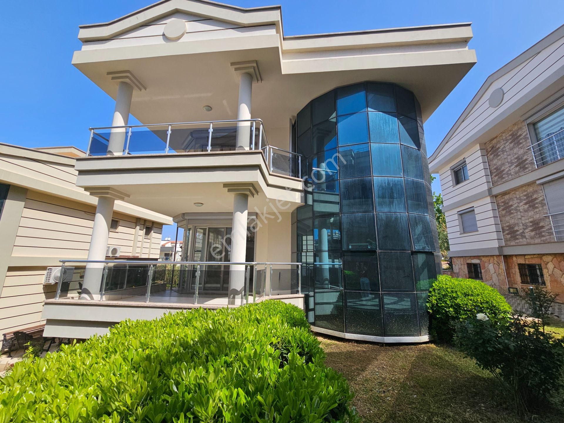 Woox'tan Kuşadası Marinada Deniz Manzaralı Villa