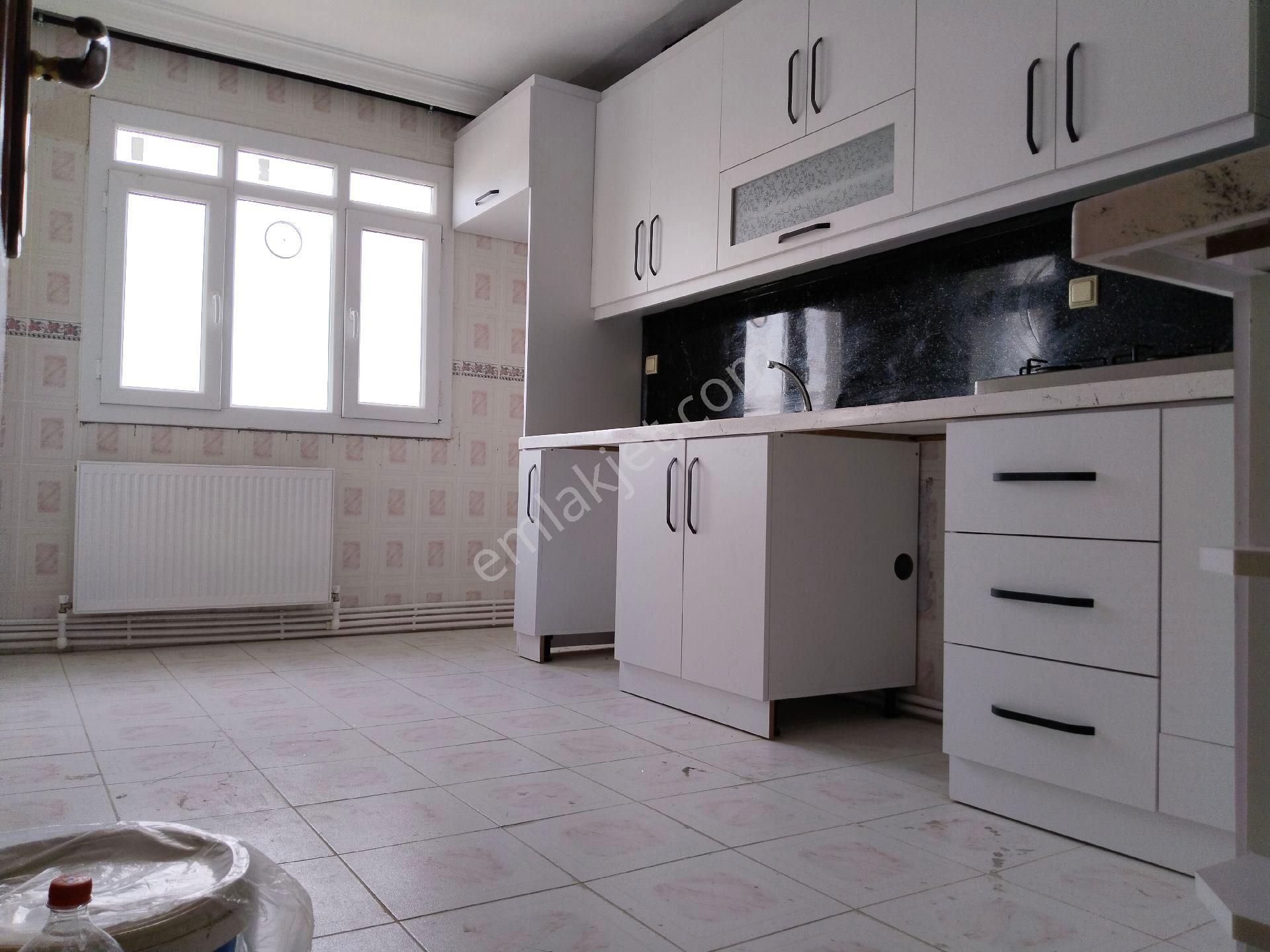 Bergama Atatürk Mah 4 Balkon 1 Kiler Ara Kat 4+1 Geniş Daire Satılık