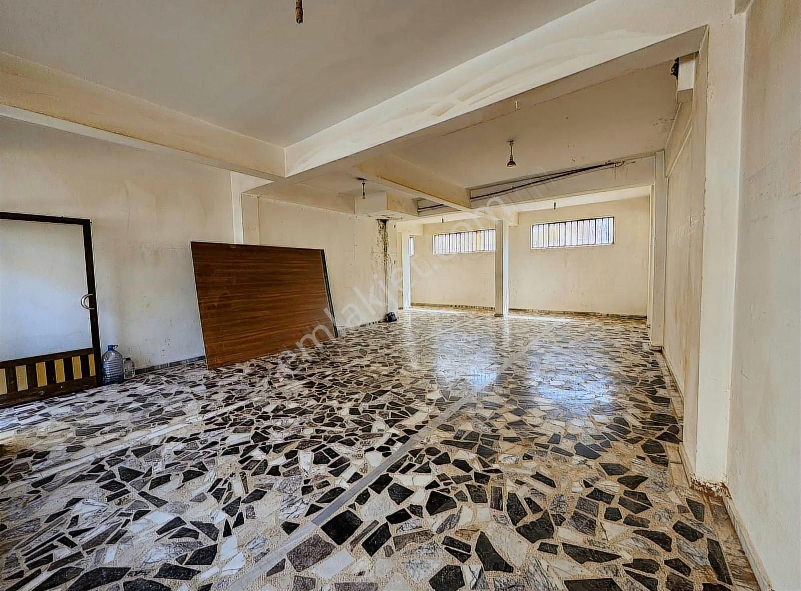 Ümraniye Ihlamurkuyu Mh Düz Giriş 180 M2 Dükkan