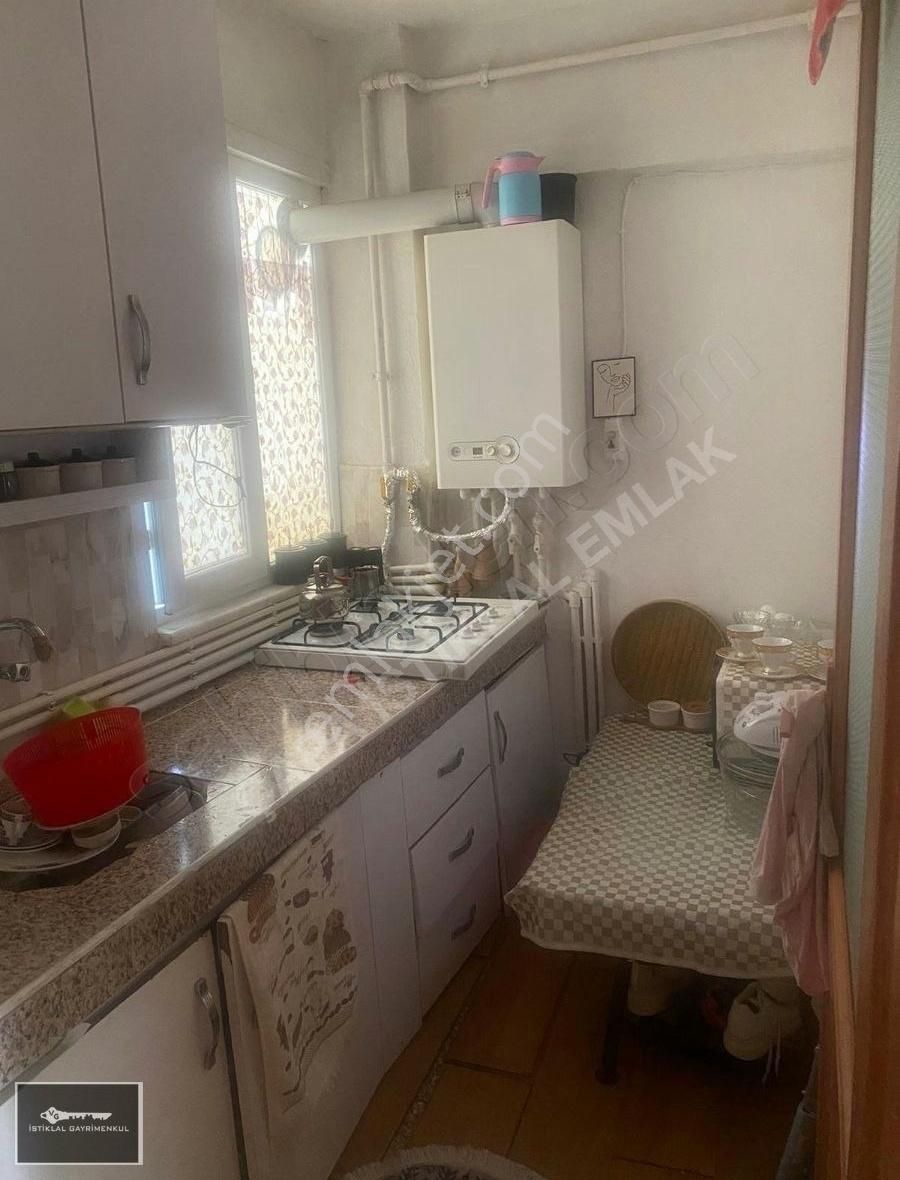 Çapa Ahmet Vefik Paşa Caddesinde Satılık 1+1 Salon