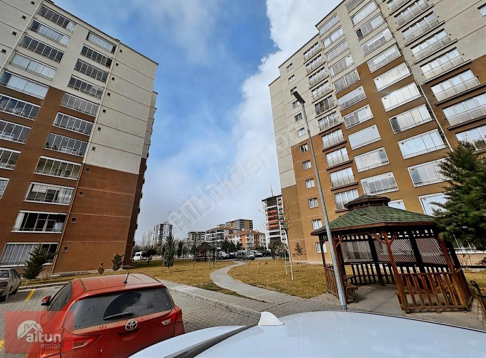 Altun Emlaktan 7/24 Güvenlikli Site İçerisinde 3+1 Satılık Daire
