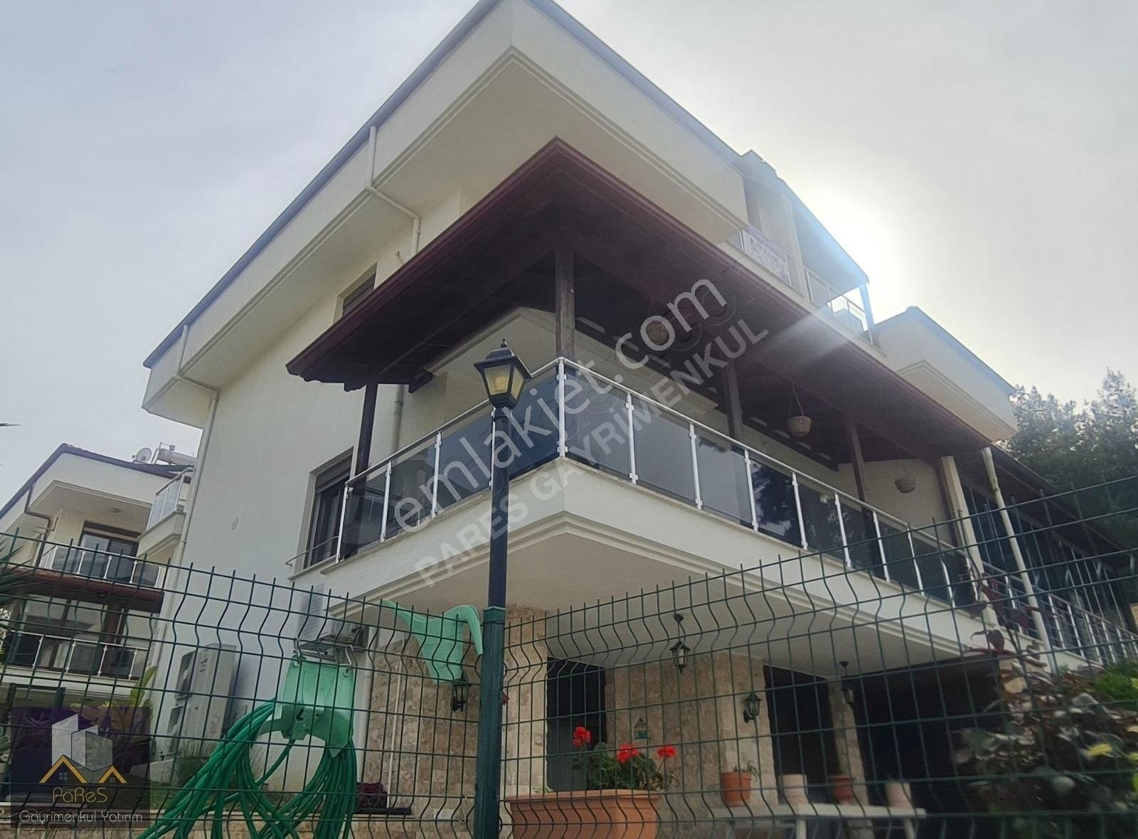 Urla Çeşmealtı'nda Site İçi Kiralık 5+2 Tripleks Villa