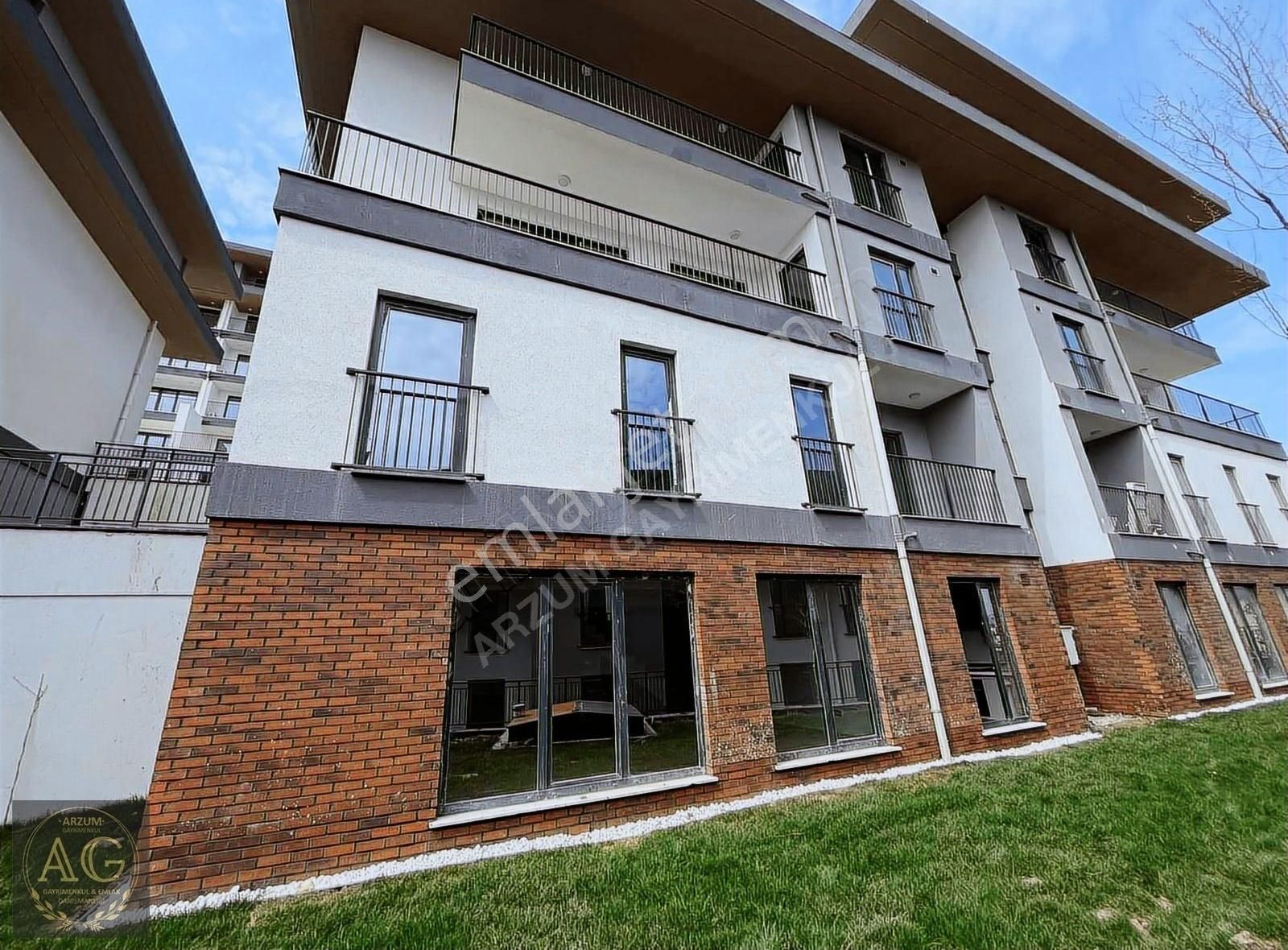 Bahçeşehir Vadi Evleri 1'de 3+1 215m2 Dublexs Satılık Daire