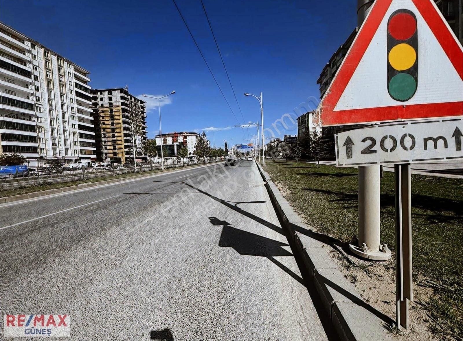 Çöşnük'te Ana Cadde Üstü Re/max Güneş'ten 3+1 Satılık Daire