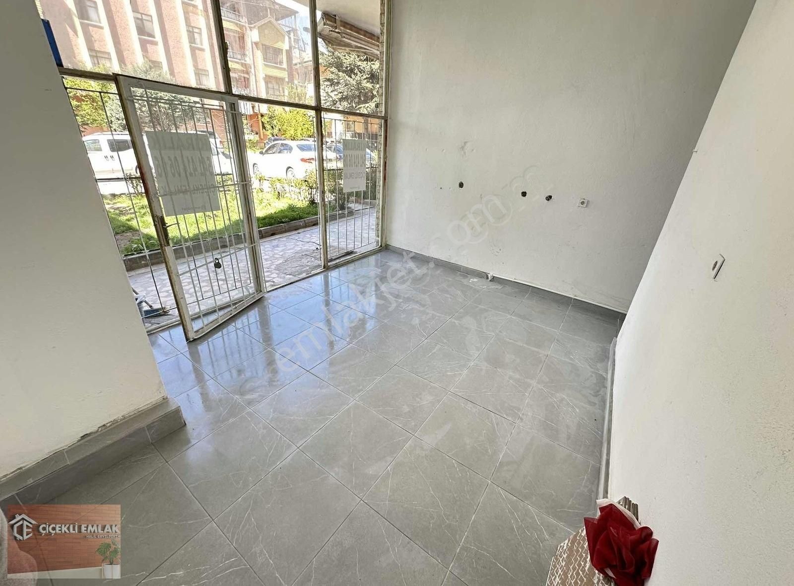 Çiçekli'de Yunus Emre Ve Basın Cadde Yakını 20m2 Dükkan