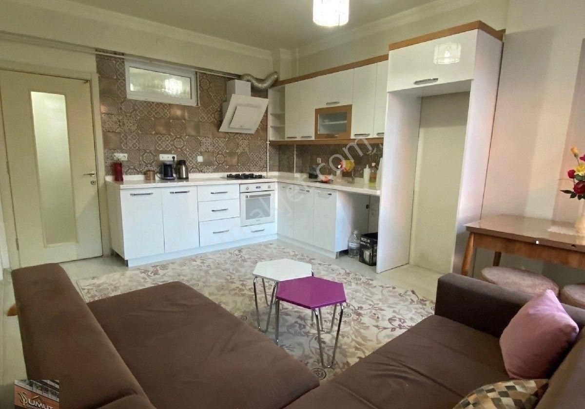 Aydınlıkevler Mahallesi 2,5+1 Arakat Full Bakımlı Satılık Daire