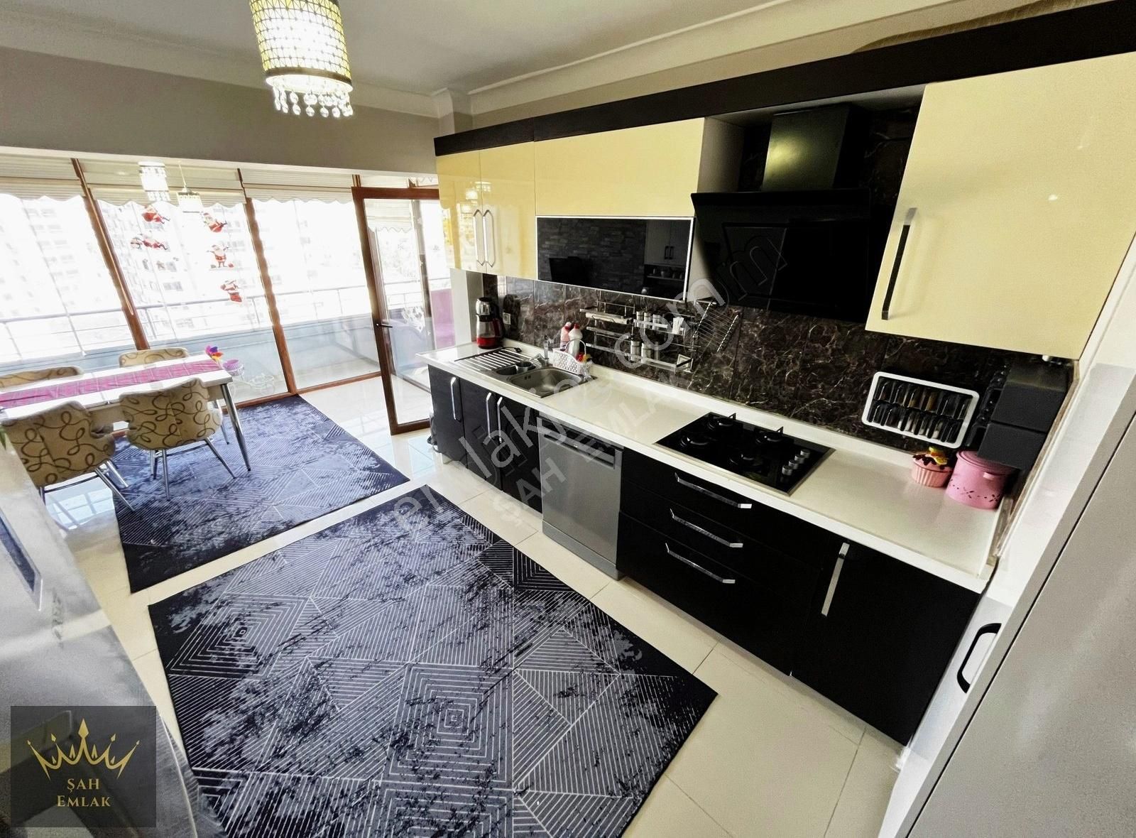 Şah Emlak'tan Ata Mh.'de Güvenlikli Sitede 3+1 165m² Lüks Konut