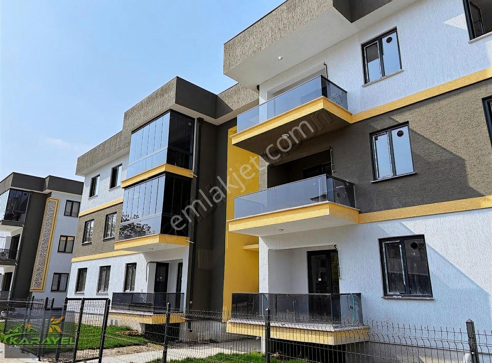 Arifiye Fatih Mahallesinde 3+1 Satılık Daire.