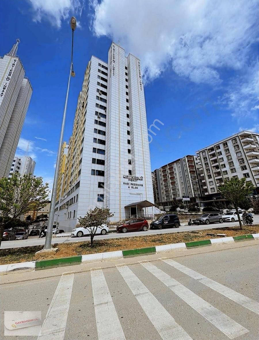 Üniversite Emlaktan Vadi Rezidansta Satılık Teraslı 2+1 Stüdyo