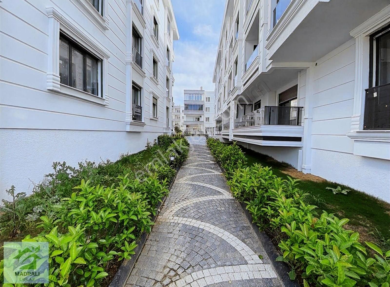 Madralıdan Ayvalık Sarımsaklıda Site İçerisinde 2+1 Daire