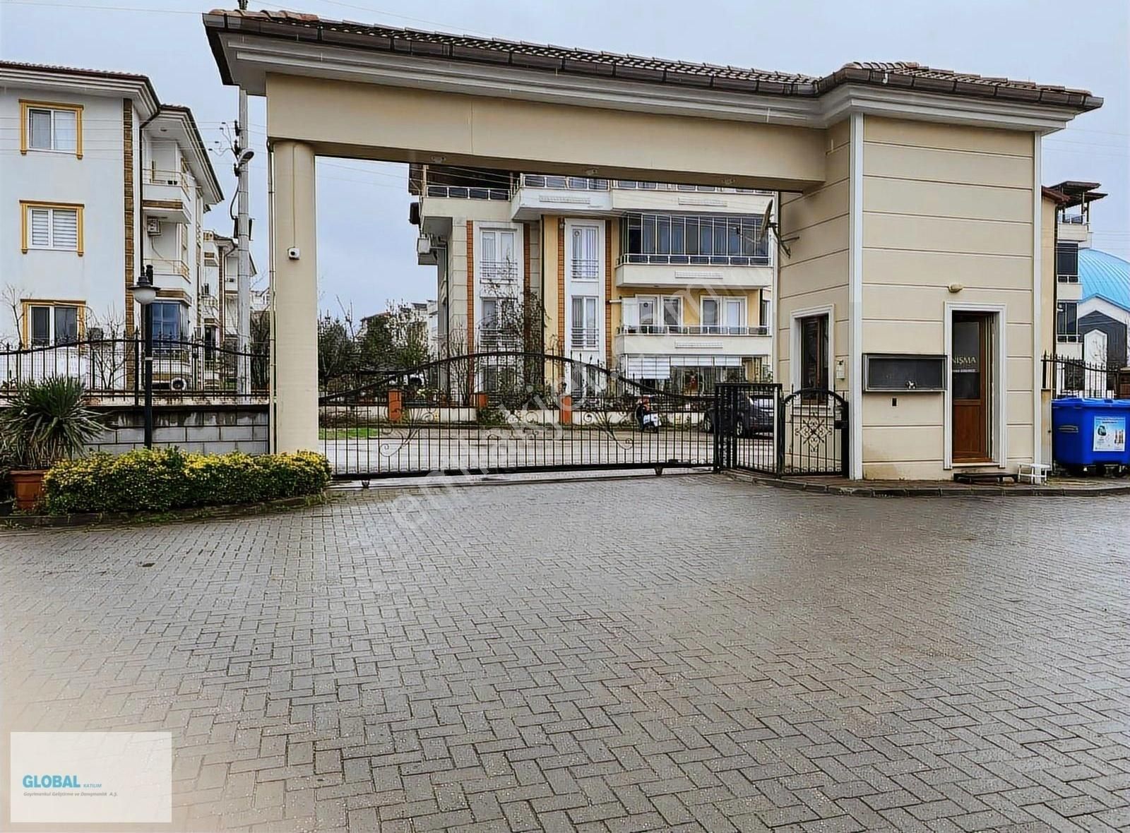 Başiskele Fatih Mahallesinde Site İçerisinde Satılık 1+1 Daire