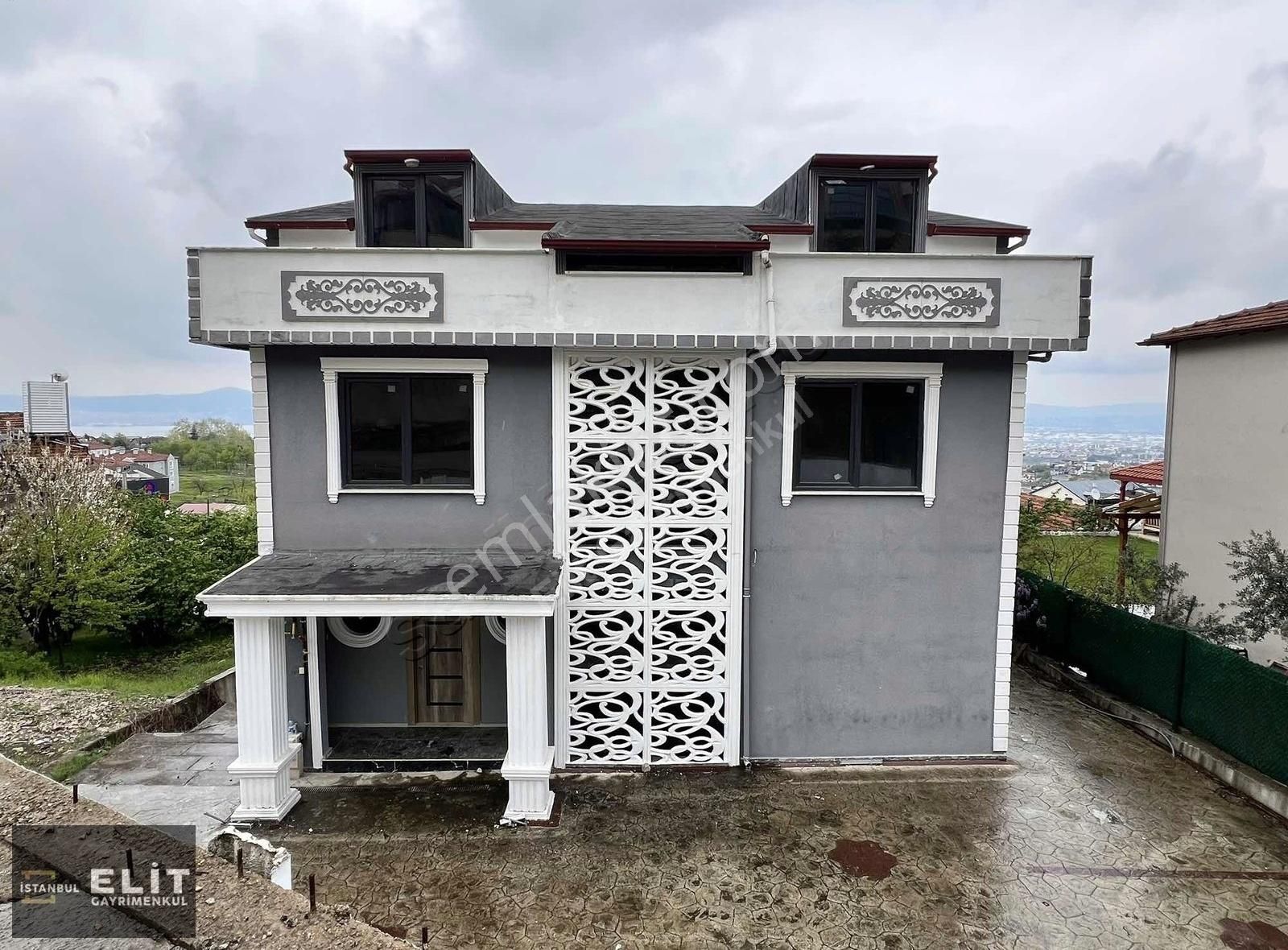 Kocaeli Başiskele'de Deniz Manzaralı 10+2 Satılık Lüks Villa
