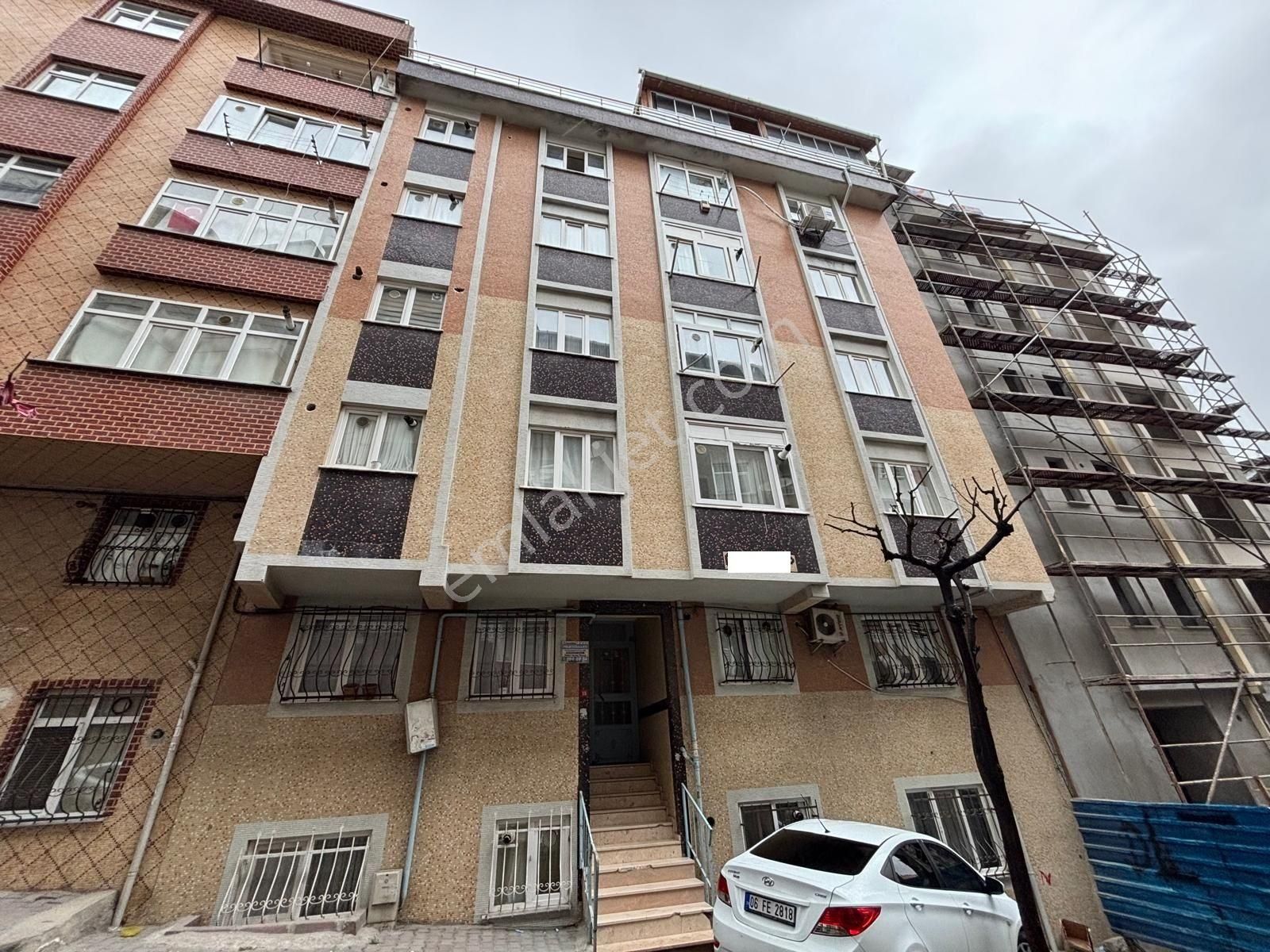 Yenibosna Devlet Hastanesi Yakını 2+1 17 Yıllık 3 Kat Daire