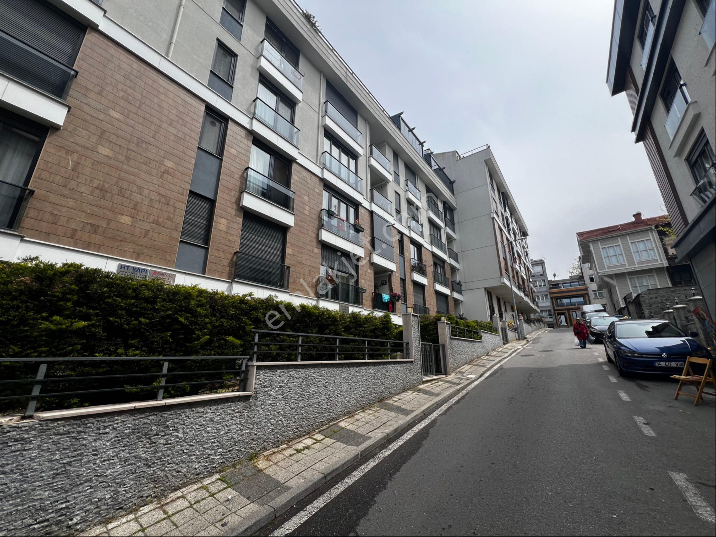 Naz Emlaktan Bağlarbaşı Evlerinde Otoparklı 1+1 Satılık Daire