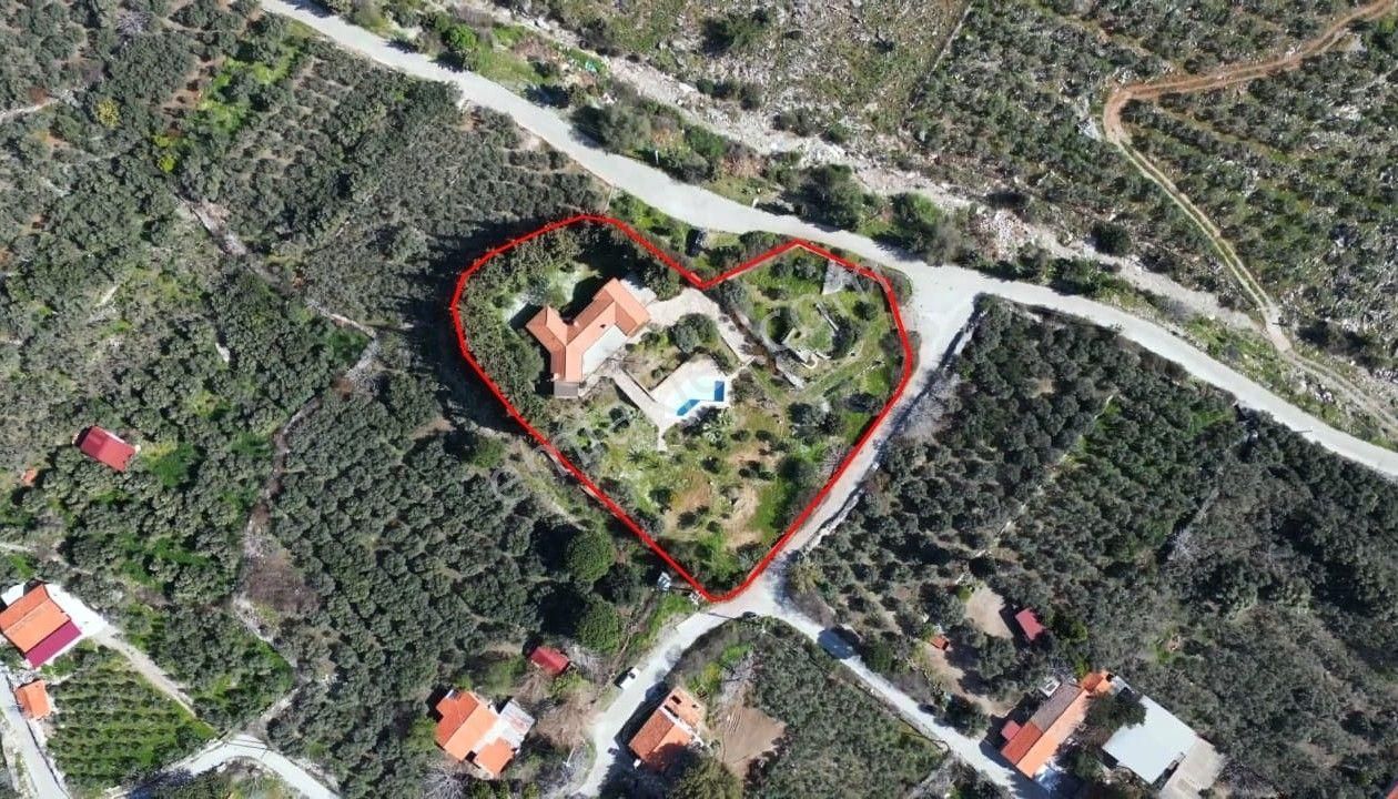 Doğanbey'de Doğa İçerisinde Geniş Arazili Müstakil Taş Ev ( Eşyalı )