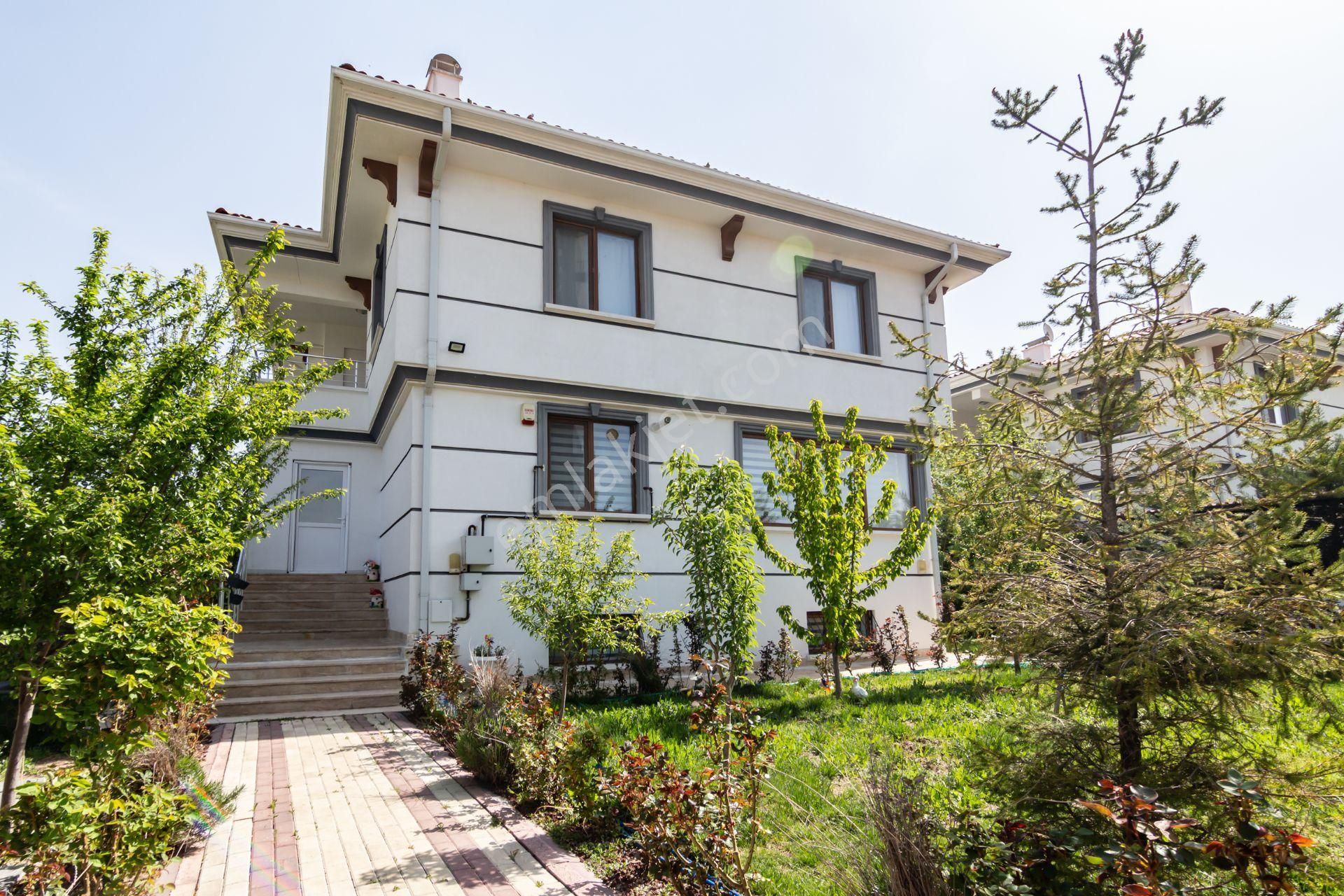 Pursaklar Saray'da Bahçeli Müstakil Tripleks Villa