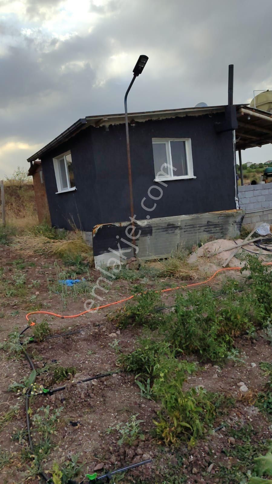 Karadiğinde İçinde Evi Olan 500 M2 Satılık Tarla