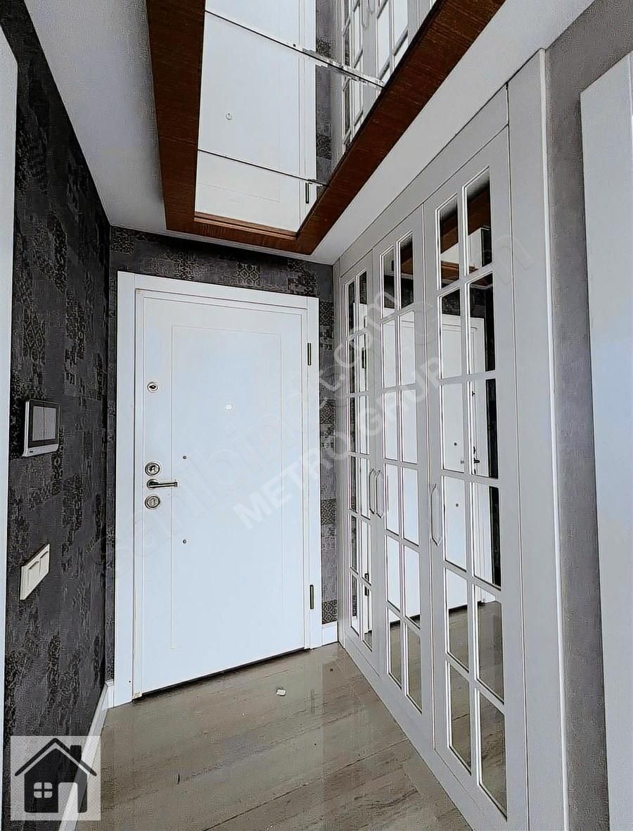 Metrobüsün Dibinde 1 + 1 Kapalı Mutfak Lüks Site'de Kiralık