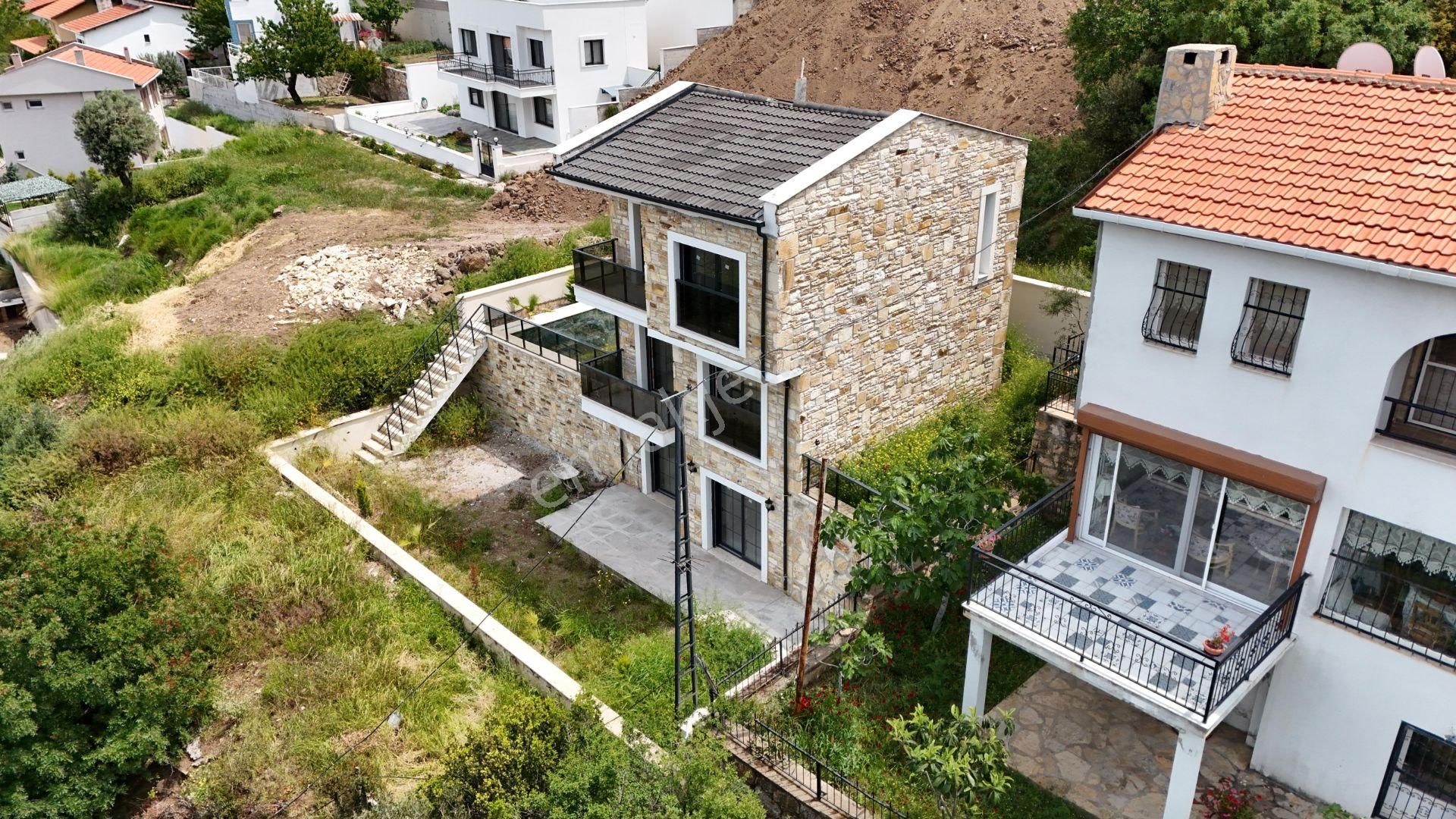 Eşsiz Manzaralı Havuzlu Triblex 2+2 Taşev