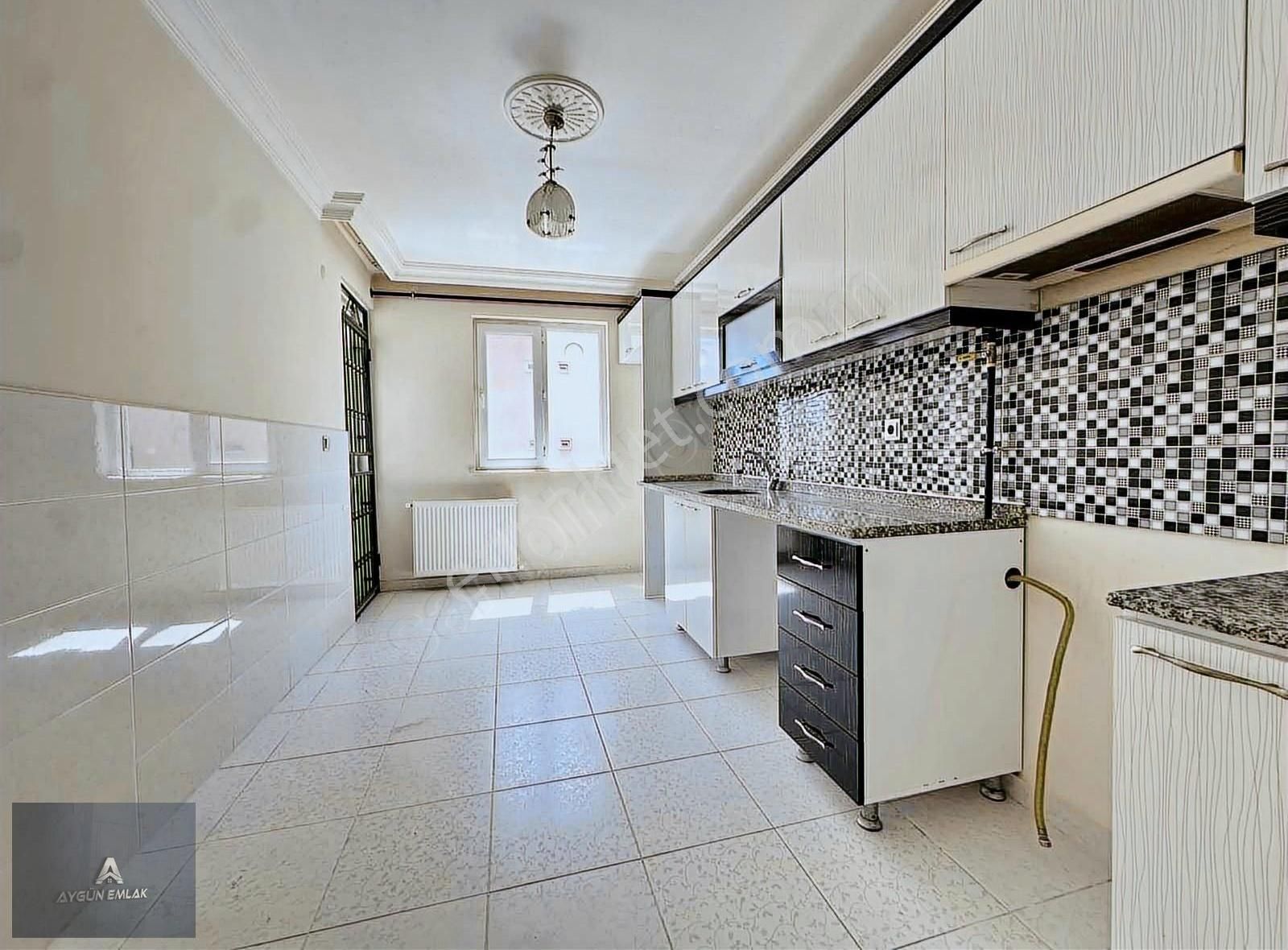 Gazi'de Katta Satılık Doğalgazlı 2+1 Daire Çift Balkon