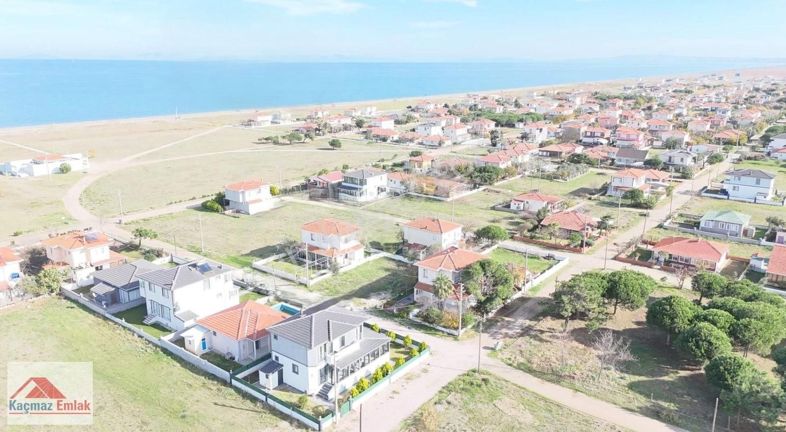 Biga Çeşmealtı Denizatı Sitesinde Denize Sıfır, Satılık Villa !