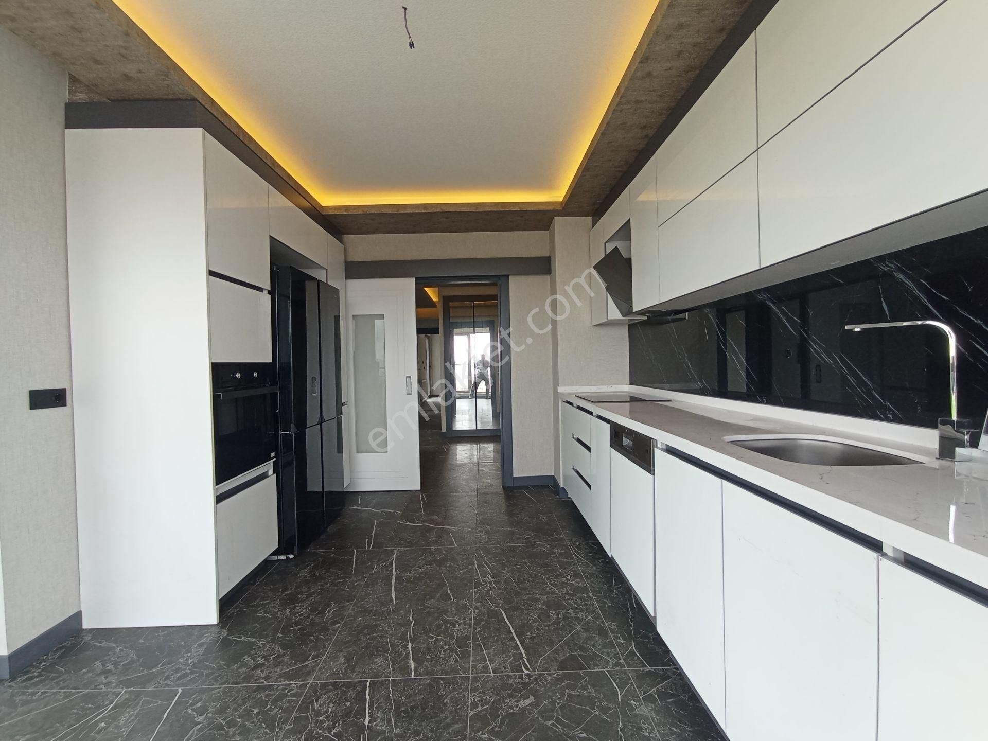 Ufuk Kılıç Emlak'tan Çiftbloklu Ultralüx Sitede Sıfır K.otoparklı G.odalı 4+1 Fırsat