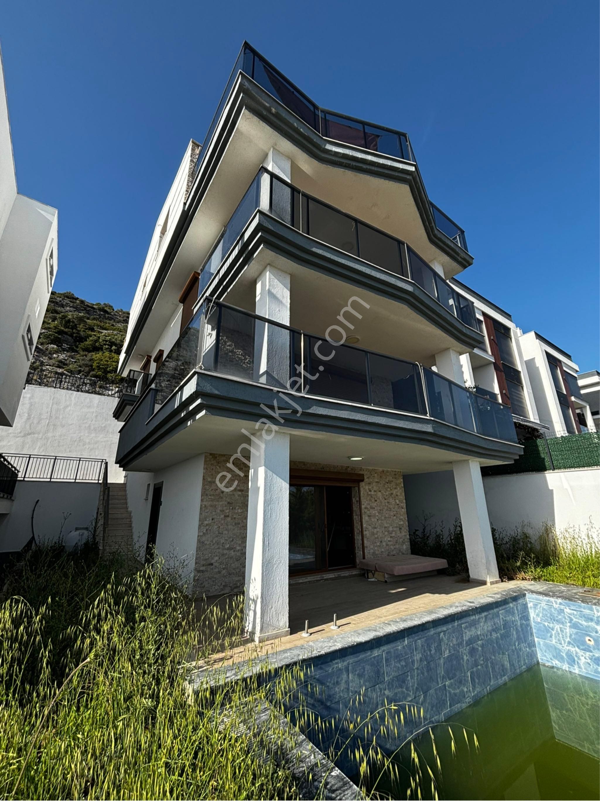 Kuşadası’nda 7+2 Eşsiz Deniz Manzarasına Sahip Özel Havuzlu 4 Katlı İnanılmaz Villa‼️