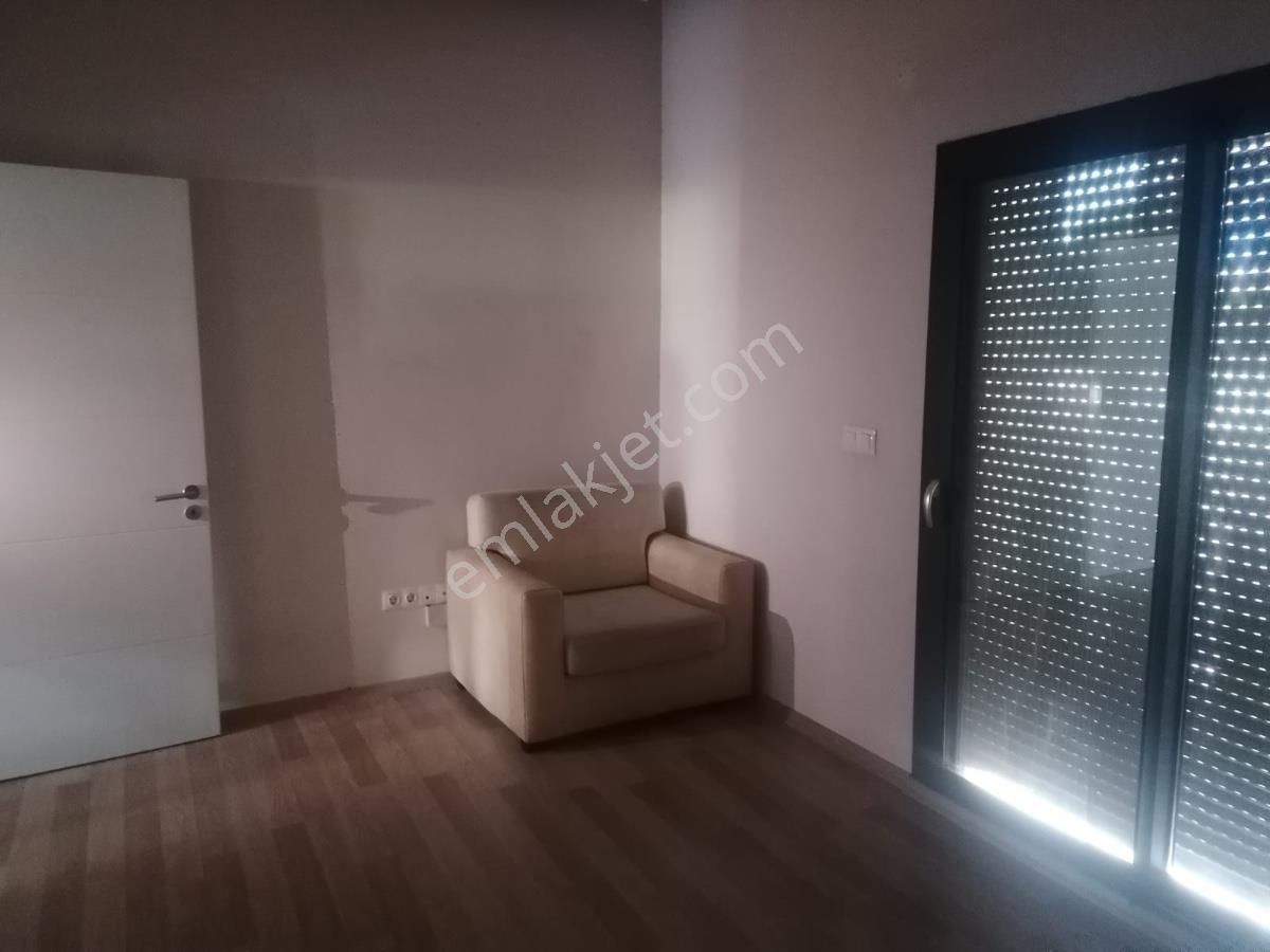 Çiğli Üniversite,aosb,hastane Yakını Geniş Satılık 1+1 Daire