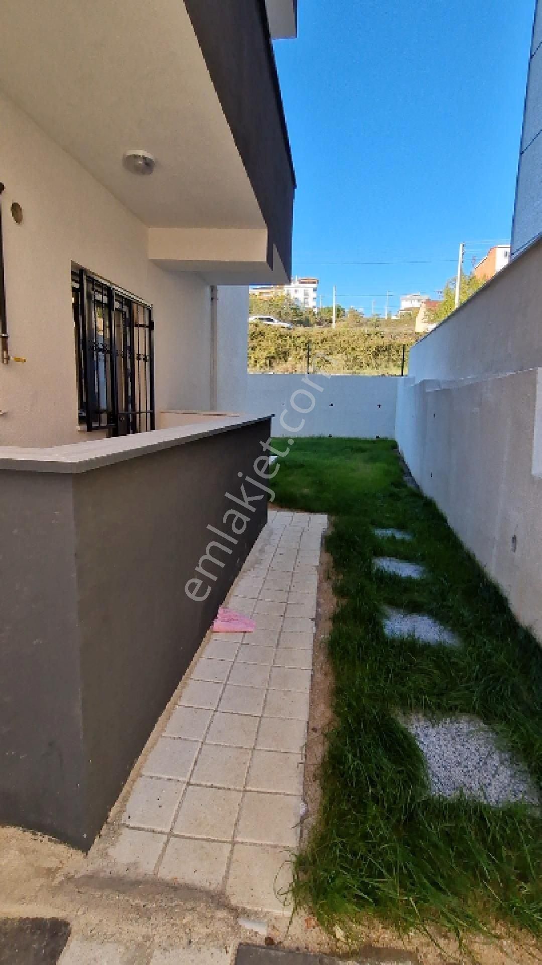 Çayırova Emek'de, Bosna Caddesinde, Bahçe Kullanımlı, 3+1 Daire
