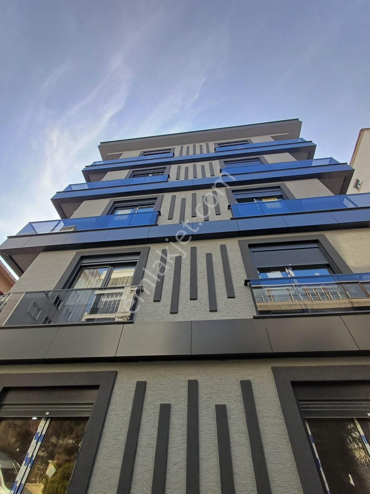 Mertcan Dan Yakacık Meydana Yürüme Panjurlu 3+1 Ankastreli Lüks Daire
