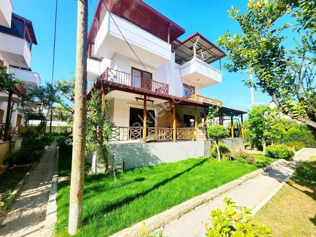 Kuşadasında Plaja Ve Avm'ye Çok Yakın 4+1 Bahçeli Villa