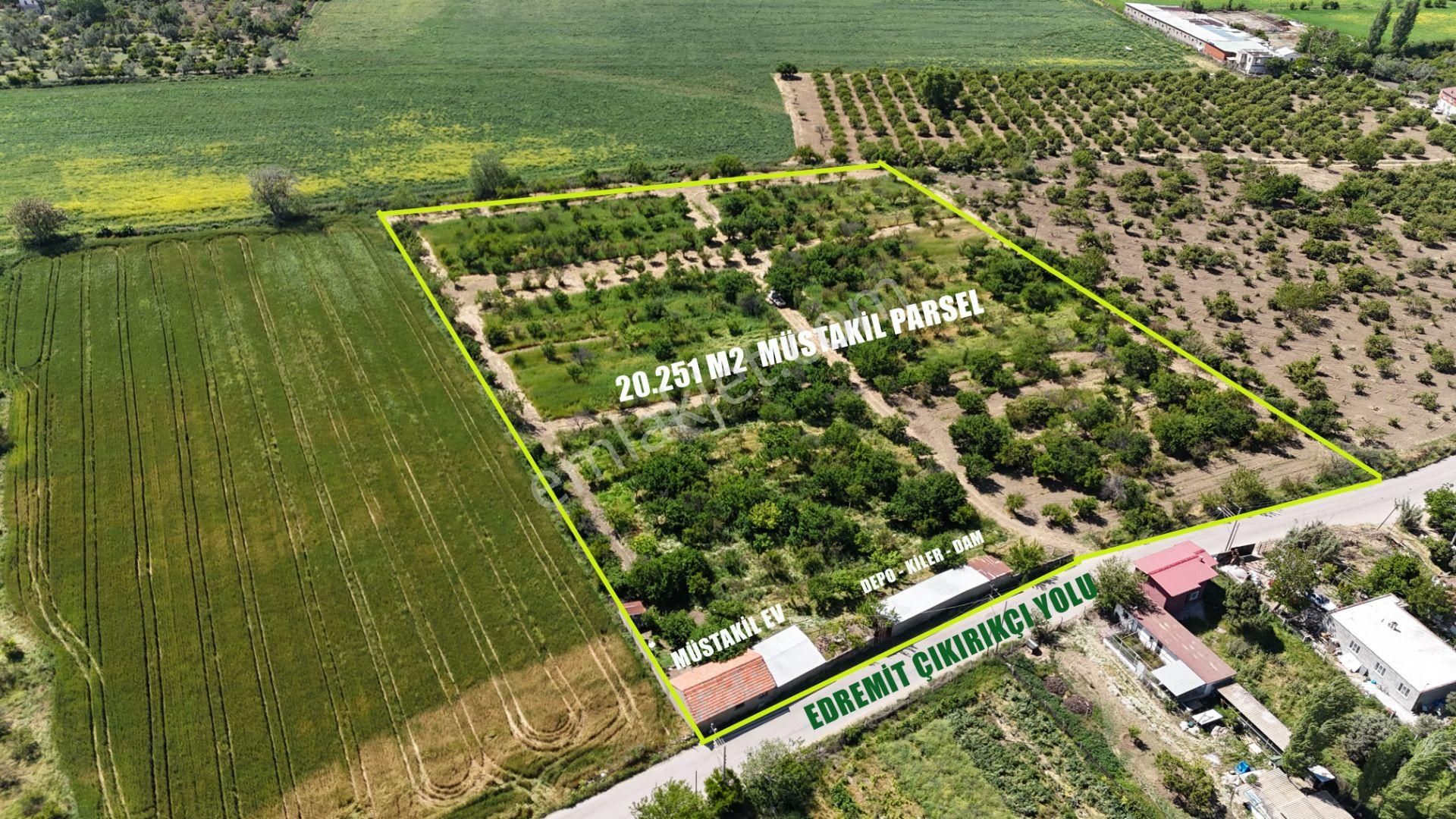 Vitrinden Cennetayağında İmr Dibi 20.251 M2 Asvalt Cepheli Tarla